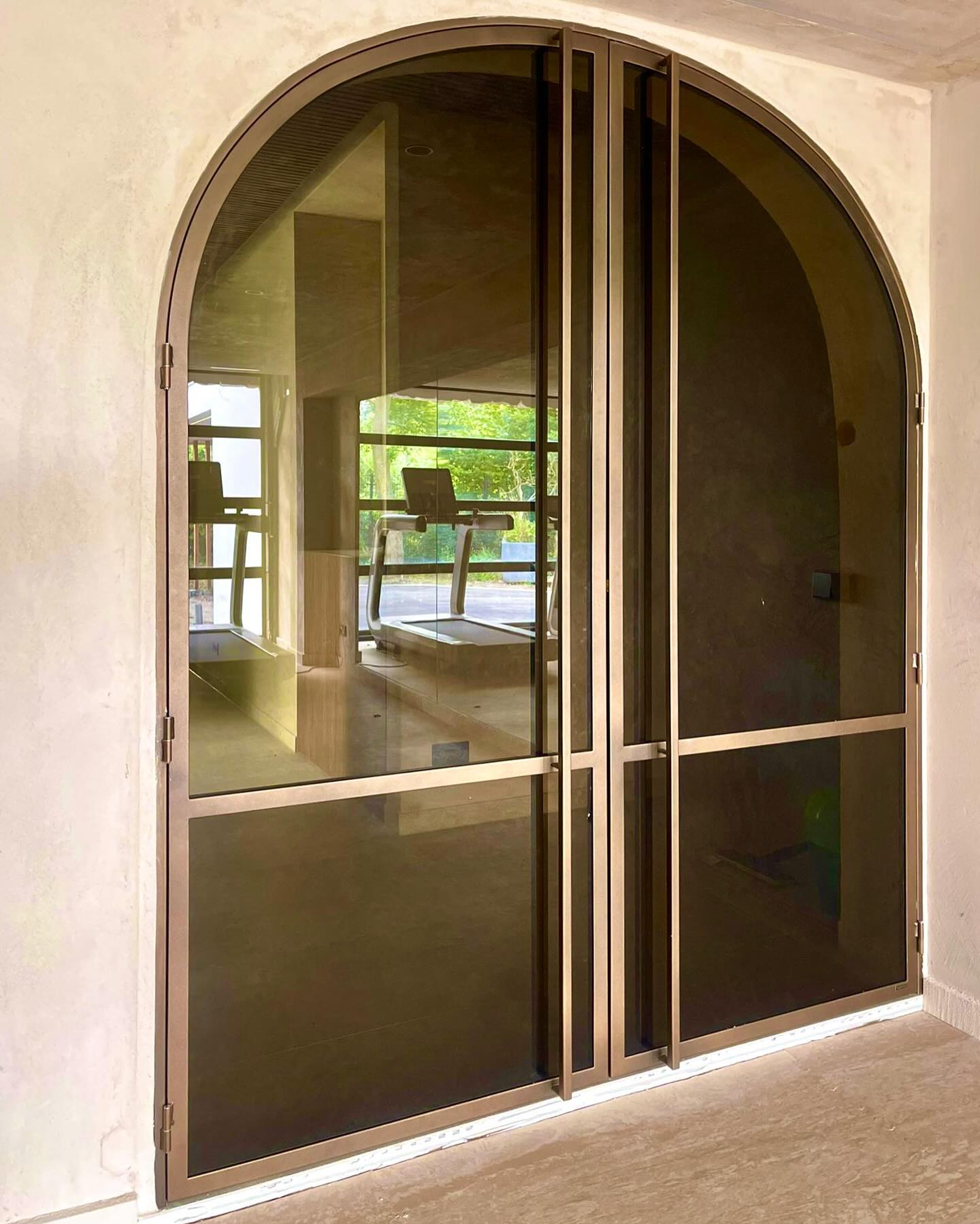 In een vrijstaande villa in Sint Willebrord hebben we deze prachtige scharnierdeuren geplaatst. Mooi stukje ambachtelijk maatwerk!
Kleur: IndianBrown en brons getint veiligheidsglas🤩
#stalendeuren #steeldoors #fitnessruimte #interiordesign #sintwillebrord #interieur #architecture #handmade #dutchdesign #interieurlovers #nieuwbouw #villa #woonkamerinspiratie #luxe #luxewonen #ambacht #maatwerk #stalenbinnendeuren #brons #glass #betoncire #wesselssteelworks