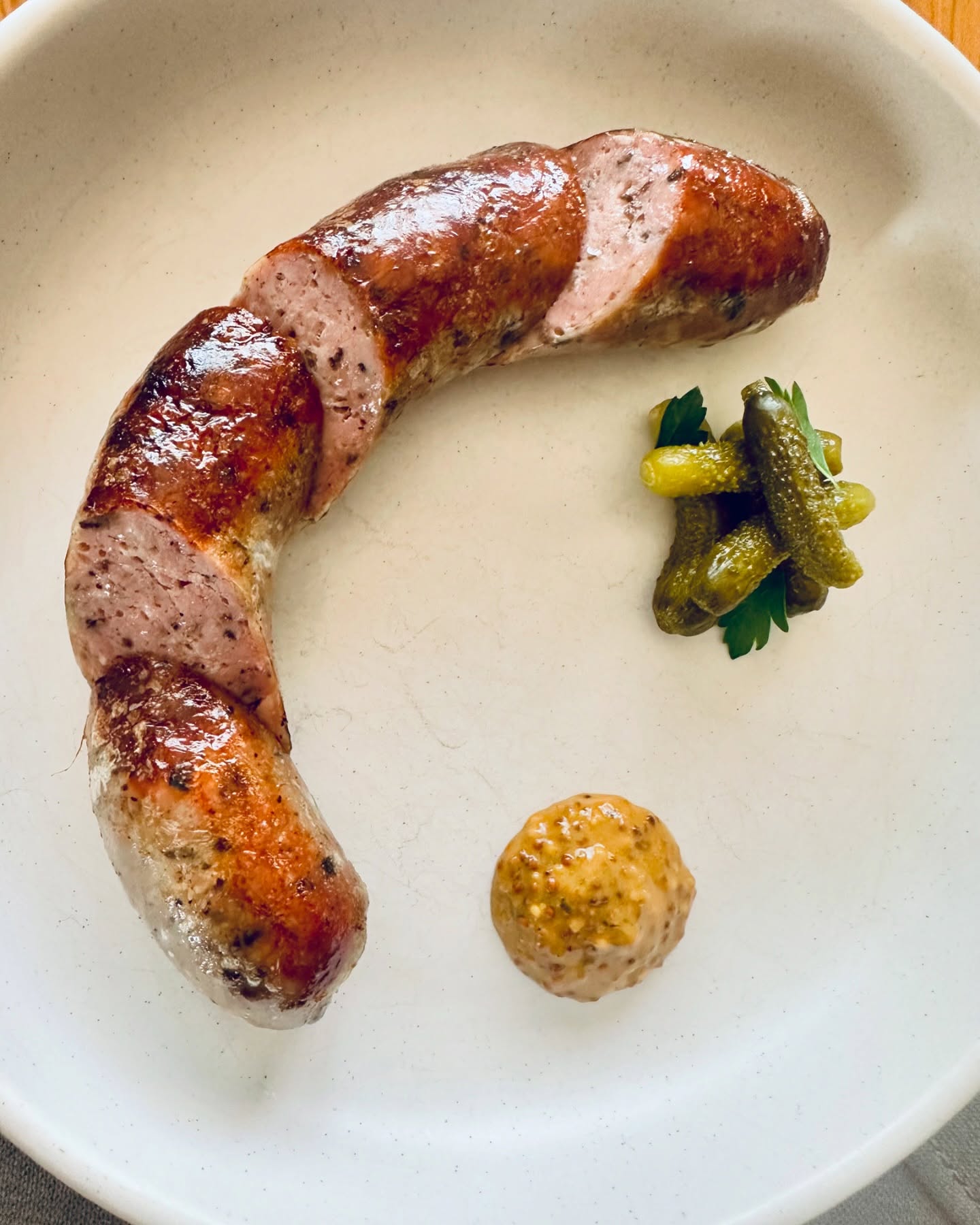 We are heading to @slcfarmersmarket and @wheelerhistoricfarm this weekend with these flavor bomb sausages. Pork sausage with tons of butter roasted morels, fresh herbs, local onions and a touch of port wine. Rich and earthy. Thank you @intermountaingourmetmushrooms for the hook up.
Come by tomorrow or Sunday!
#utahsausage #eatlocal