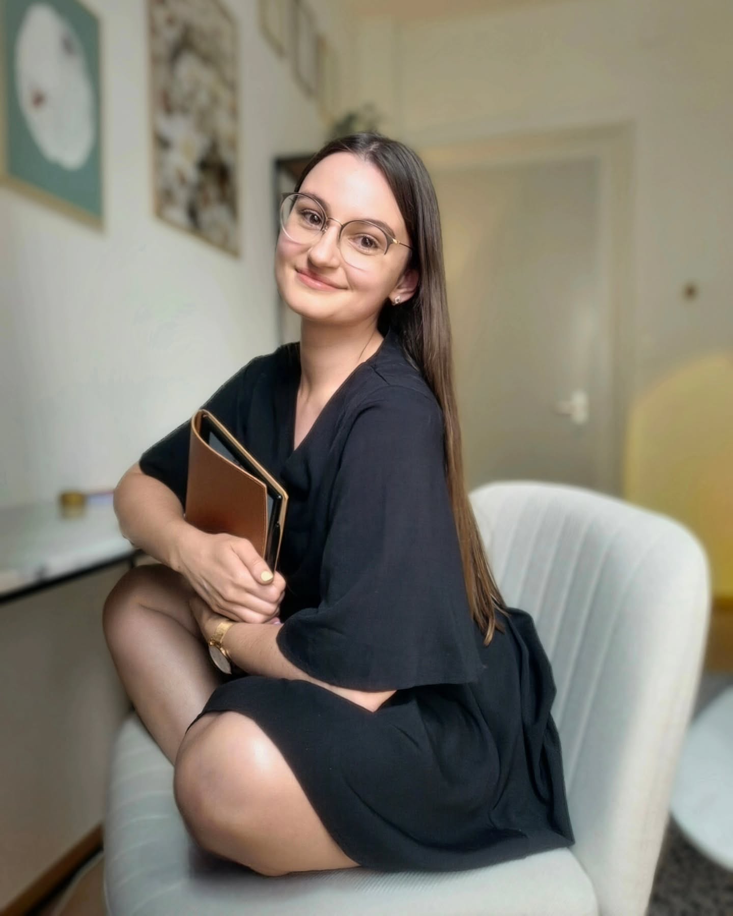 Neurodivergent folks, particularly those with autism or ADHD, often prefer sitting positions that provide more proprioceptive feedback, for example, cross-legged. It increases awareness of how our body occupies space.🤓
🧘♂️
The preference for cross-legged sitting or other non-traditional postures is believed to be related to differences in proprioception (body awareness) among neurodivergent people. Sitting in these positions kind of helps us feel more grounded and focused 🙃🤗
🧎♀️➡️
Of course, sitting preferences can vary among all people, regardless of their neurotype, but certain tendencies have been anecdotally observed.😉
🤸
That's how an interesting idea came to my 🧠🤩. I sealed a deal with www.techstudio.ch to give you a 20 CHF discount for these cool super wide and comfy office chairs😃
🙆♂️
My code AJEKA20 gives you a 20 CHF discount on the chairs listed in this post (you can copy their German names and find the product in the store) and several weighted blankets 🧠🧡💛🩵
🫶
The best part is, that my patients can now try this chair in my office and check if they'd like to purchase it for their home or workplace.
🧠🌈
We need as much comfort as we can get! If there's a way of feeling more comfortable and grounded while sitting at a desk, I say YES 😍 Ain't gonna use my spoons to sit uncomfortably❤️🔥💪
#adhdstruggles #crossleggedchair #autisticcomfort #accommodations #neurodivergenthacks #sittingweird #neurodivergentpsychologist🇨🇭