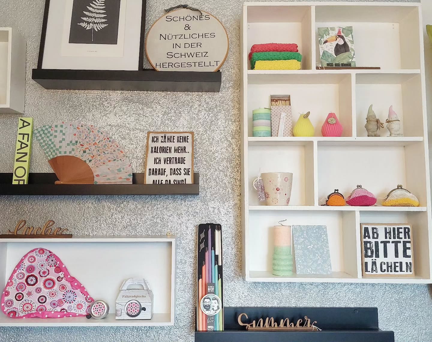 Der Sommer ist BUNT🌈 =☀️+🌧
Meine Showwall frisch dekoriert mit
× neue Kerzen aus Recycliertem Wachs @naturundgut für laue Sommernächte oder trübe Wochenenden
× Bunte Tassen @jm.blickfang
× Fröhliche Karten @waldgraefin.ch
× Fächer gegen Hitzewellen @fideadesign
× Regenfeste Veloaccessoires @gegege_veloaccessoires
× Tütenhüter für Grillfestresten @boeoerds_tuetenhueter
× Wetterfeste Betonzwerge @atelier_horvath
× spruchreiches @__frau__h
× Farbige Mitbringsel @fabrizierbar
#zusammensindwirstark #schönesundnützliches
#sommermood #sommerbegleiter