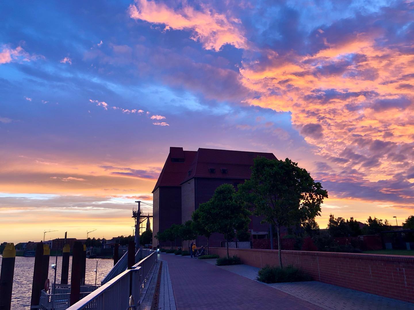 Diese Aufnahmen vom wunderschönen Himmel am Wochenende muss ich nochmal hier im Post festhalten. Es war ein Fest, das zu sehen und fotografieren zu können. 😊😍🥰
.
.
#mostbeautifulsunsets #beautifulsunsets #sunset #beautifulsunsetsneedcloudyskies #cloudysky #himmelsleuchten #derhimmelbrennt #beautifuleveninglight #eveninglight #nachdemunwetter #aufregenfolgtsonnenschein #purplesky #colorfulsky #wittenberge #prignitz #prignitzfotografie #prignitzliebe #elblandfestspiele #brandenburgistschön #ohwieschönistbrandenburg #elbe #elbtalaue #elbufer #elbuferpromenade #altespeicher #dramaticskies #farbenfestival #festivalofcolors