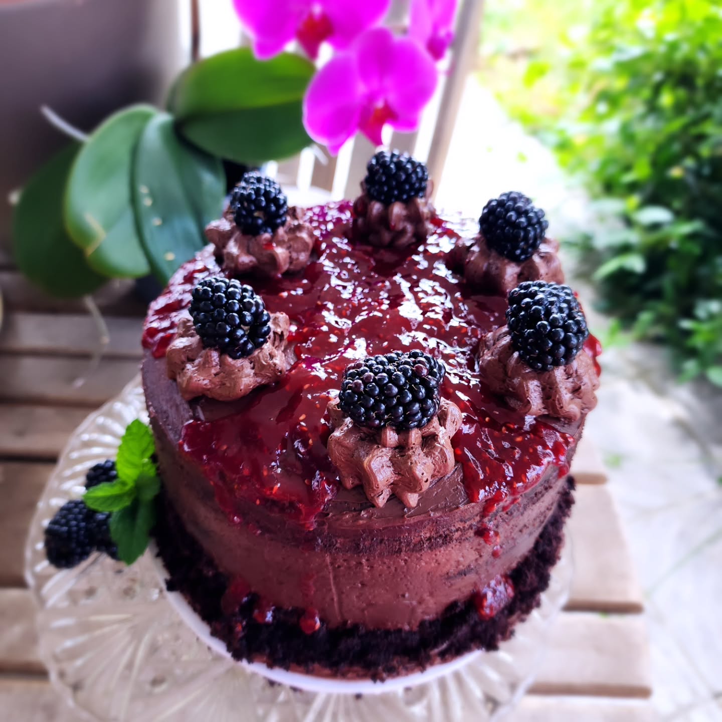 🌧 Maandagblues? Wij hebben de oplossing! 🌧
Maak kennis met onze donkere en magnifieke Semi-Naked Chocolade & Frambozencake, prachtig versierd met een zwoele Russische chocoladefrosting en gekroond met sappige bramen. 🍫🖤
Deze cake voelt als een warme knuffel voor je ziel—vochtig, decadent en perfect in balans, precies zoals het leven zou moeten zijn (maar zelden is op een maandag). 😉
Gebakken met liefde bij Suikerbekkie Traktaties, is deze traktatie hier om je sombere maandag om te toveren in een droomdag. Want wie zegt dat maandagen niet zoet kunnen zijn? 🍰💫
#SuikerbekkieTraktaties #MondayMood #ChocolateLovers #TreatYourself #CakeTherapy #Callebaut #CacaoBarry #RougeUltime #DessertGoals #BakingWithLove #FoodieFavorites #DecadentDelights #SweetIndulgence #MoodyMondays #SemiNakedCake #MaandagTraktatie #ChocoladeFans #ZoeteVerwennerij #LekkersUitEigenKeuken #HeerlijkeTaart