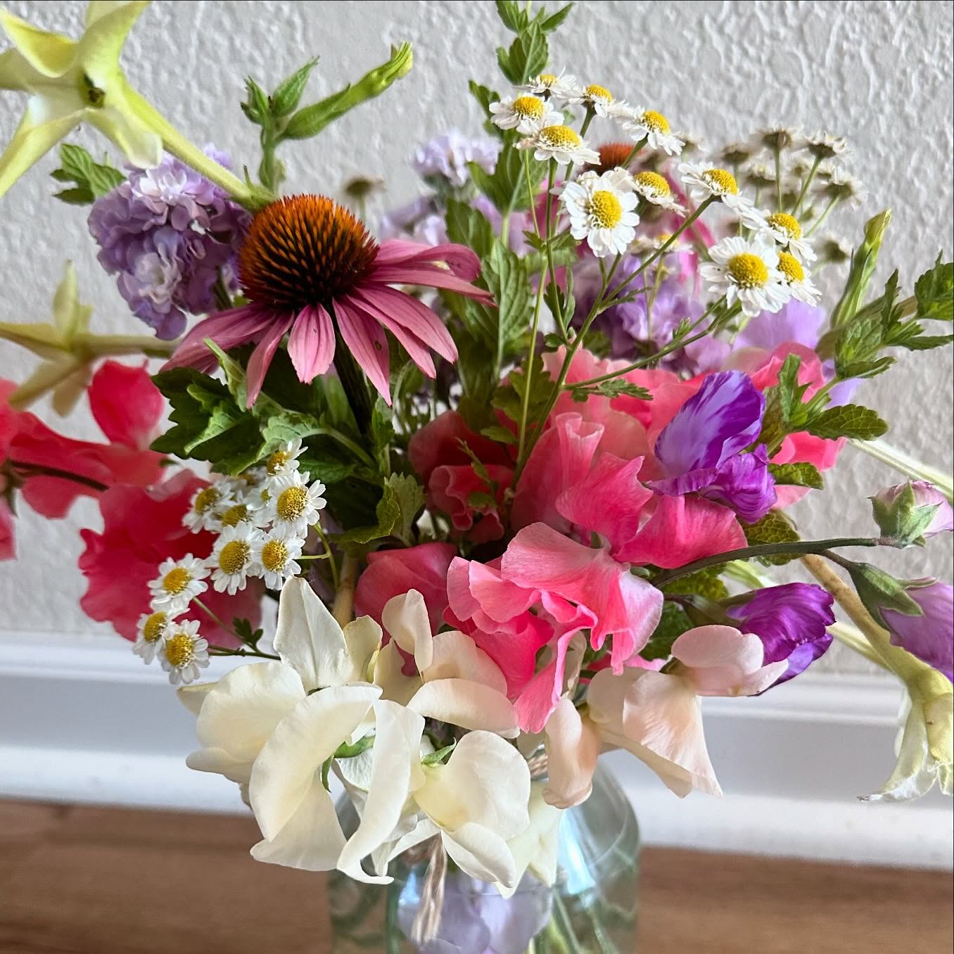 Week two of subscription deliveries starts tomorrow! And for the commitment-phobes out there (I see you, I get you!), we do solo bouquets as well. #wellgrownfarm #wellgrownflowers #localflowers