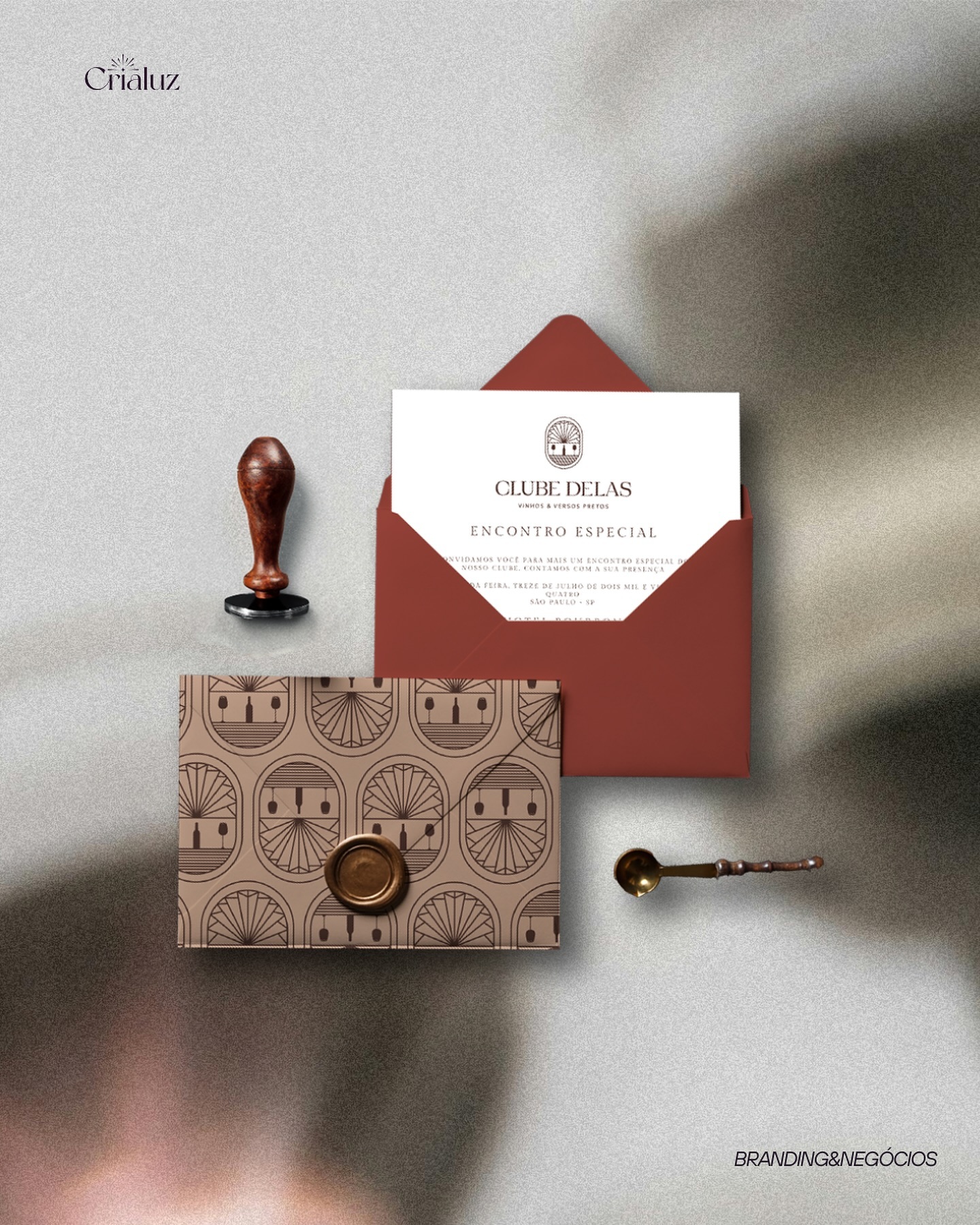 Designs que contam histórias e fortalecem laços. ✨
Quando um pedido de identidade visual chega até o nosso ateliê tiramos um momento para refletir sobre o objetivo por trás do briefing, das cores e até das ideias que os clientes nos trazem.
Foi assim que pudemos sentir o propósito do Clube Delas e compreender que tornar aqueles conceitos reais faria muito bem não só para a Amanda, nossa cliente, mas para as primeiras participantes do clube, que torceram tanto para que outras mulheres também pudessem fazer parte desse ambiente inspirador.
Um design que abraça, que contorna, que multiplica.
Nunca é só um logo, é tornar tangível um ideal.
Cada detalhe desse projeto foi pensado para que o senso de pertencimento, empatia e alegria fosse transmitido, através de cores, símbolos e todo um universo de elementos. Não temos a menor dúvida que o caminho do Clube será BRILHANTE! ✨
Se você deseja informações sobre um projeto de identidade pensado pelo Ateliê Crialuz clique no link da bio e agende uma reunião com nosso time! ✨
#identidadevisual #clubedolivro #autoraspretas #idvisual #graphicdesign