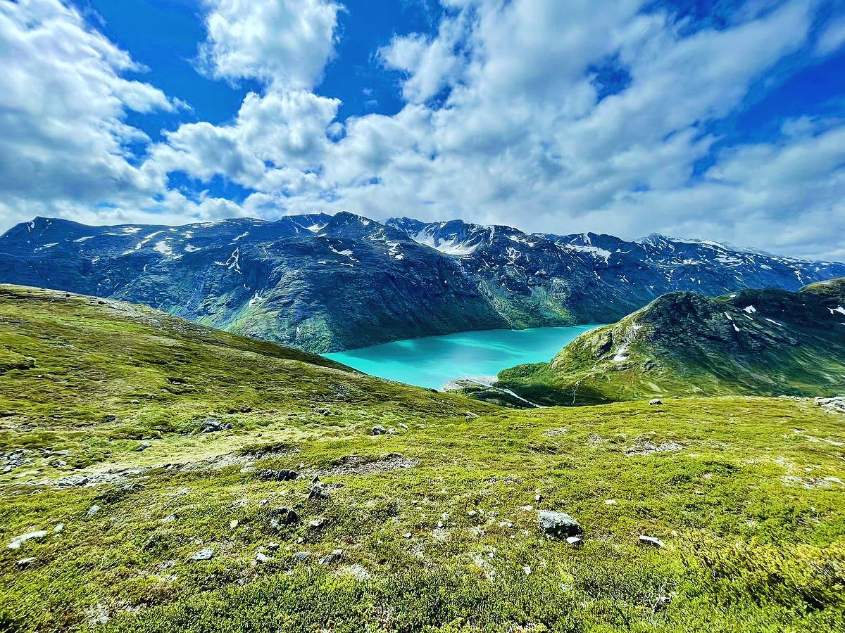 🇳🇴📍Travel Tips - BESSEGGEN - Jotunheimen
⛰️🚶🏽Besseggen is one of the most popular and spectacular hikes in Jotunheimen - known for its views over the dark blue Bessvatnet and the emerald green Gjende.
⌚️🌤️The hike is 14 kilometers long and takes a total of 7 to 9 hours. This magnificent route takes you into the heart of Norway’s mountains - in the purest and crispest air on the European continent.
#vanlife #vanlifestyle #luxurylifestyle #explorenorway #exploreoslo #campervan #camperlifestyle #campervans #oslo #norway #campingtrip #luxurycamping #getaround #getaroundnorway #northernlights #northernnorway #booking #opplevno #lofoten #campr #utno #visitnorway #visitoslo #visitlofoten #kampyng #oslocampervan