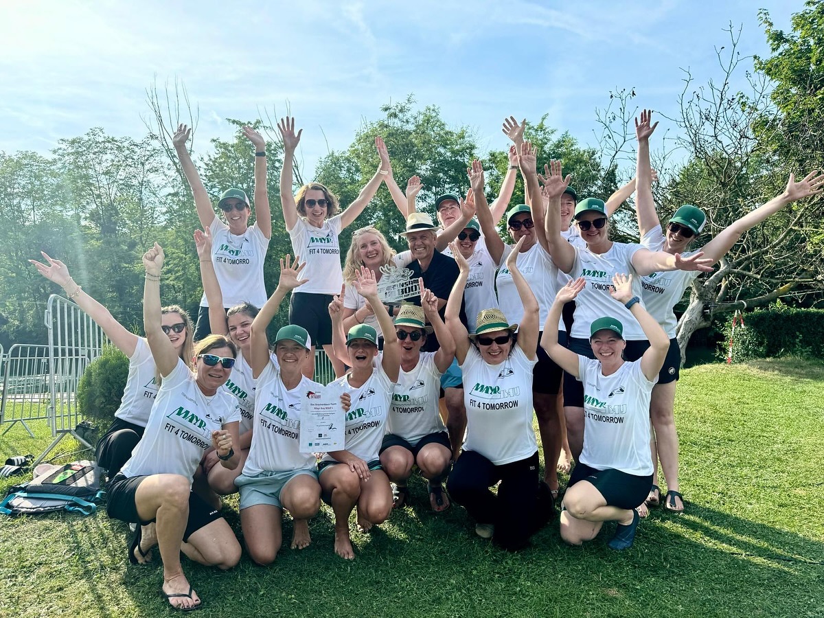 So sehen Sieger aus 💪 Die Mayr Bau Mädels haben ihren Titel zum dritten Mal in Folge verteidigt!
#gemeinsamimboot SV Forelle Teefix Steyr Kanu #club41styria #steyr #drachenboot #mayrbau #drachenbootrennen