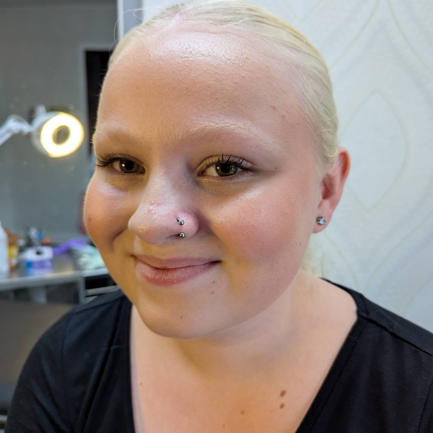 Fina Ida valde en hÀstsko nÀr hon gjorde #nÀspiercing . Man kan Àven vÀlja en liten sten , labrett eller ring .
#evilwomanbodypiercing #piercing by @ulrikaluckabauer #piercersinceyear2000