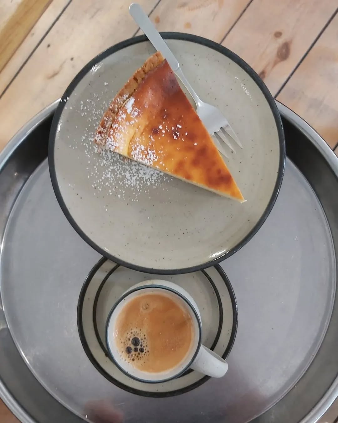 Käsekuchen und ein Kaffee bitte! 🥧☕
Gerne doch! ❤️
Was ist deine nächste Bestellung?
Wir freuen uns auf dich! 😊
#caféton #fabrikschleichach #keramikwerkstatt
#kaffeeliebe #kaffee #barista
#kuchenliebe #kuchen