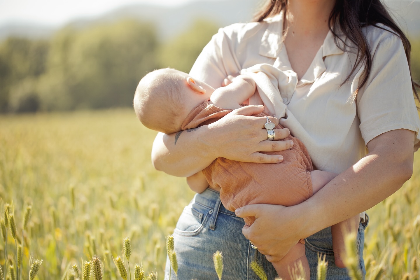 Lorraine, 5mos » This sweet girl and her adoring parents played in the golden wheat on an Appalachian farmland. Soaking in the big personality of their little one in the morning light of an early summer day, we captured the love and joy of simply being together💛
··· Our Simply Series™ BABY sessions capture every big milestone of baby’s first 18 months, as she wildly blossoms into toddlerhood. ···
#cassieleahphoto