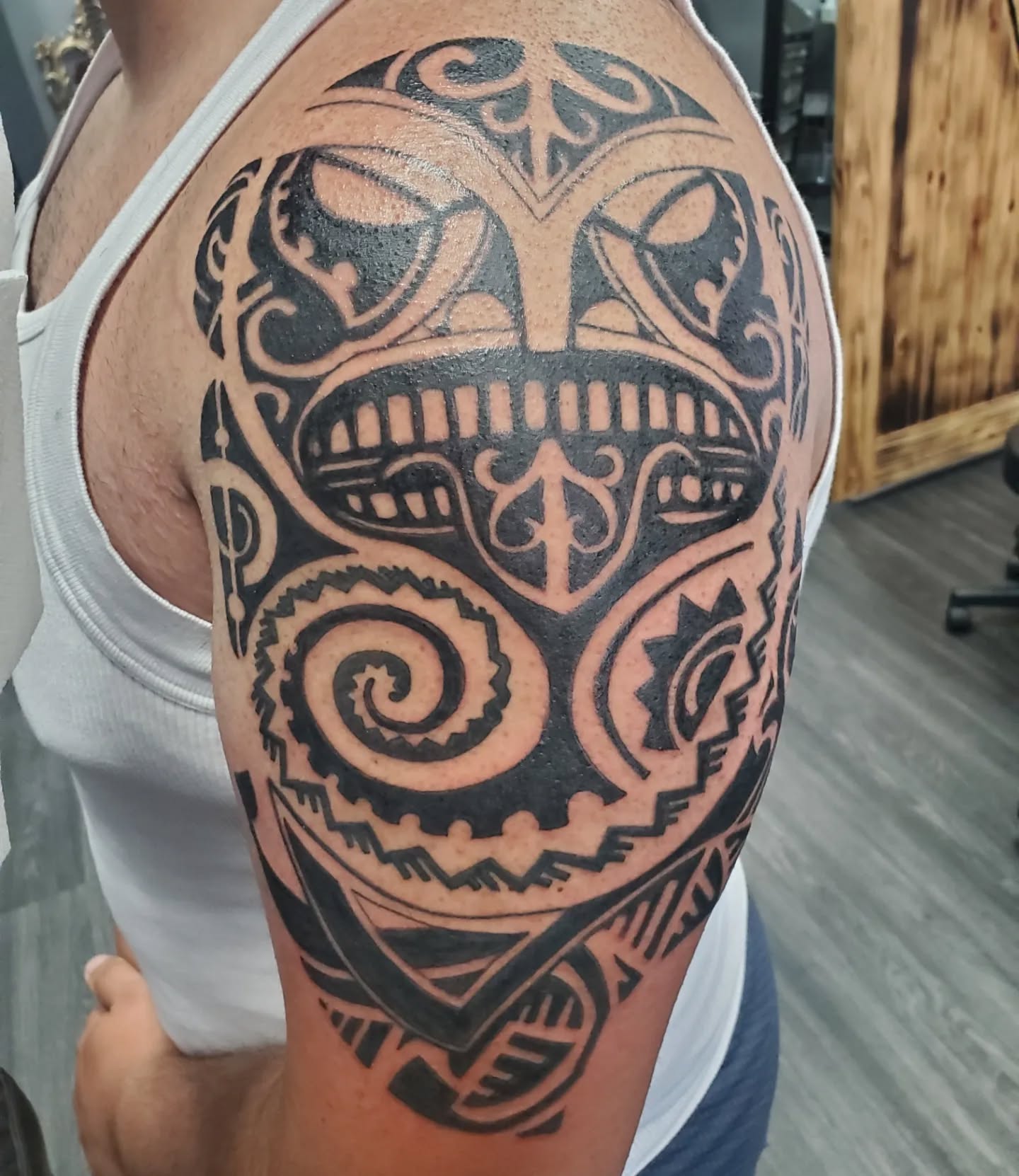Polynesian inspired tattoo for Fam Jr's first tattoo, done in two sessions. Partly based on Fam Sr's tattoo. By @jeffcooktattoos
#polynesianflavour #tribal #tattoo #firsttattoo #likefatherlikeson