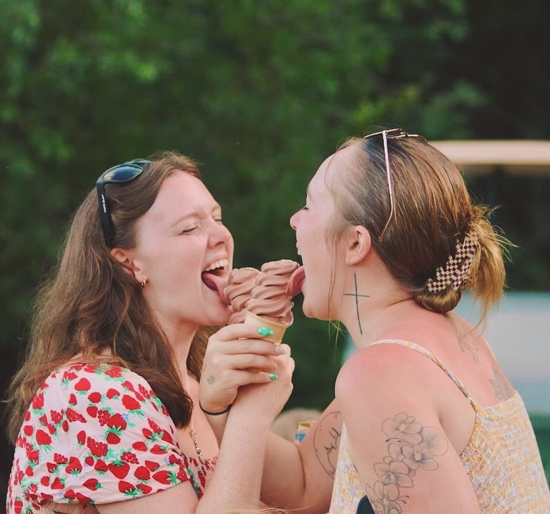 Take notes boys. This is what true love looks like🍦💚