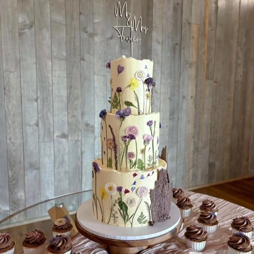 Another beautiful wedding cake by @carascreativecakes using shades of pink and purple.
Cara's got such a great eye for using flowers in her designs, they always look just fabulous! Thank you so much for sharing these gorgeous pics 🌸
#pressedflowercake
#weddingcakeflowers
#edibleflowersandleaves
#edibleflowercake
