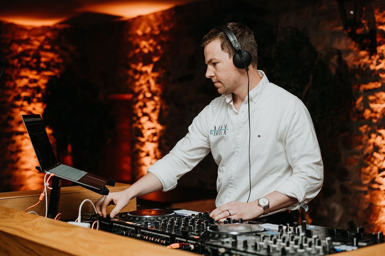 Hochzeit auf dem @burghof_hotelundevent
Es war eine großartige Feier 🥂 Es wurde ab dem Hochzeitstanz bis 03:00 getanzt und die Stimmung war grandios 💃🕺🪩
#dj #music #wedding #picoftheday #odenwald