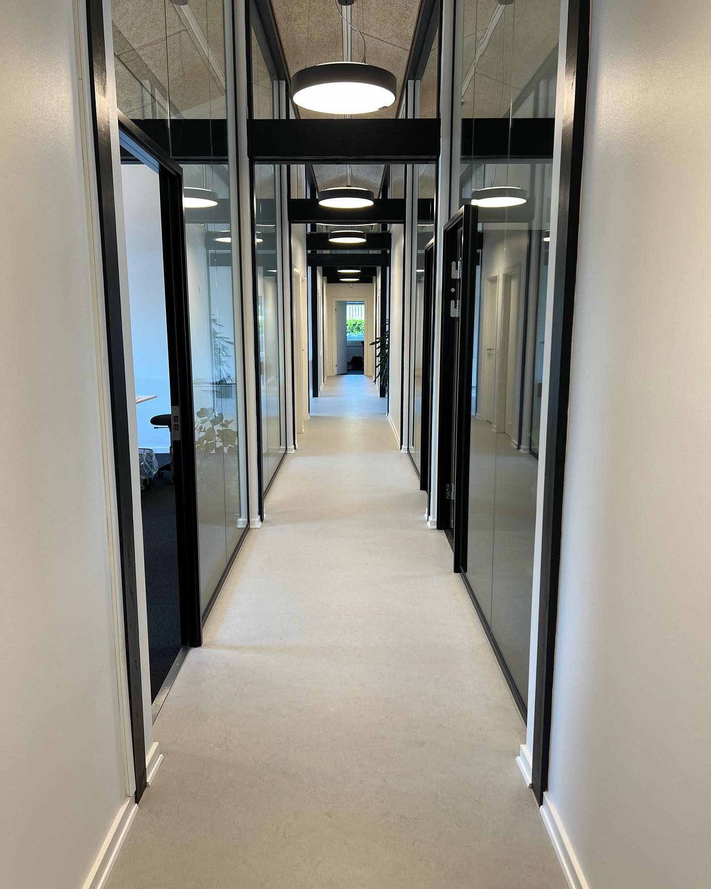 Lidt før og efter billeder på en netop afsluttet lejer sag.
Vi har været så heldige at være med lige fra indgåelse af lejekontrakt, hvor vi har bistået med 300 siders veldokumenteret stand af lejemål, så der ikke sker misforståelser ved en evt. fraflytning.
Herefter fik vi lov til at stå for ombygningen af administrationsbygningen lige fra udbud, kontrahering, byggestyring, kommunikation med kommunen samt aflevering og indflytning.
#nordicarchitecture #arch #architecture #boligarkitektur #danishdesign #archdaily #japandistyle #japandi #scandinaviandesign #luxuryhomes #highendhomes #archigram #livingarchitecture #beton #nybyggeri #interiordesign #interior #inspiration #home #aesthetic #nordicdesign #interior4all #minimalistinteriordesign #architecture_hunter #amazingarchitecture #beautifulhomesofinstagram #architecturedesign #archilovers