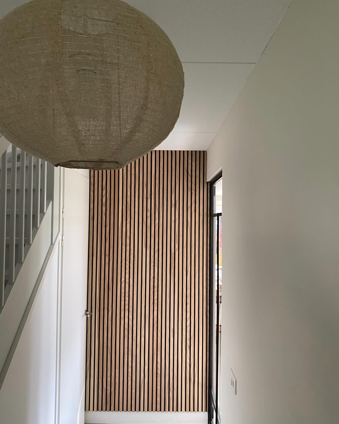 Hal make-over
Sinds de nieuwbouw van de woning van mijn ouders is er, behalve een kleurtje op de wand, niet veel gedaan aan de hal. Zonde, want de entree zet de toon voor de rest van de woning.
De hal heeft warmte gekregen door het toevoegen van hout en linnen. Ook past de wandkleur beter in het totaalplaatje (Schoolhouse White van Farrow& Ball)
Zie ook even laatste foto voor een before.
Wat een fijne binnenkomer is dit geworden! ๐คฉ
#hal #hallway #lattenwand #binnenkijken #hallwaydecor #scandinaviandesign #interiordesign #interiors #interieurinspiratie
