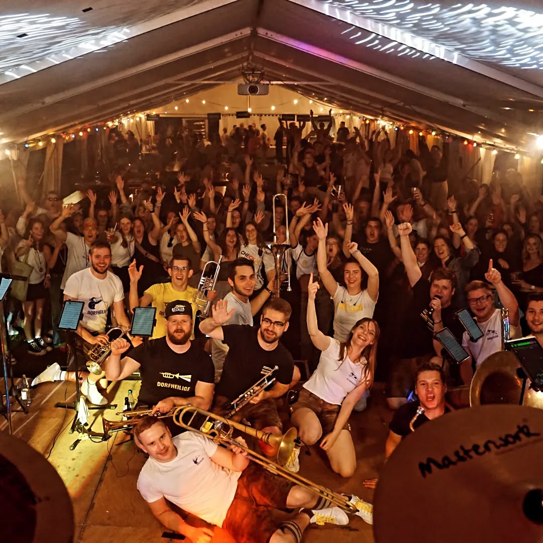 Nach der Niederlage am Freitag traurig nach Hause gehen? - nicht mit uns und den @sfillerrieden1926 ⚽️🔥 Liebe Illerrieder, ihr habt's sportlich genommen und trotzdem mit uns abgerockt (oder getanzt, um zu vergessen? 💔) - wir schicken nochmal ein Trostbussi raus an alle Fußballfans und sagen MERCI für die mega Party 😘
#partyband #uefaeuro2024 #fussball