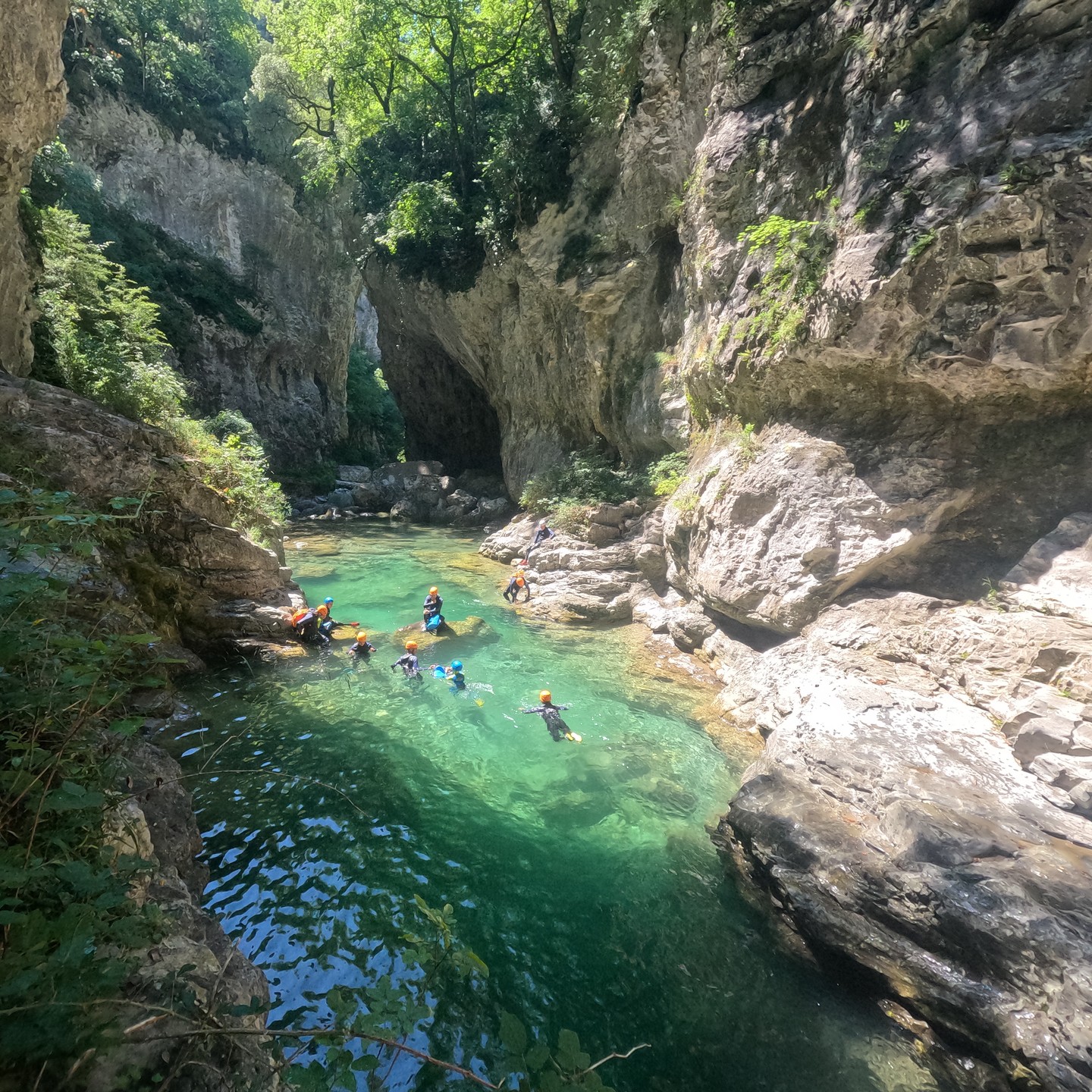 Aventura en familia en los barrancos de Ainsa. Los mejores cañones del Pirineo para disfrutar con los más pequeños. 🥰
.
.
.
.
#ainsa #aínsa #canyoning #barranquismo #pyreneeën #pyreneees #pyrénées #boltaña #ordesa #canyoneering