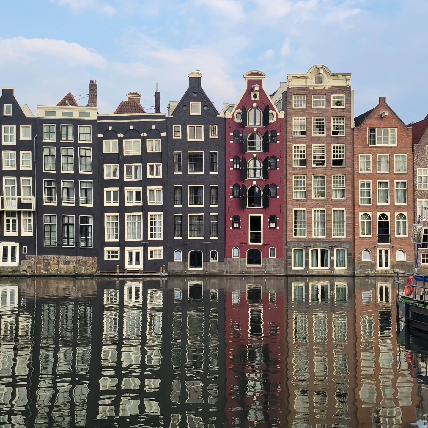 Who's up for a solo adventure through Amsterdam and the Dutch countryside? Visit our blog for some of the best sights to see in just 4 days!
.
.
.
.
#traveltheworld #twogirlsgetaway #girlslovetravel #solotravel #amsterdam #thenetherlands🇳🇱 #canals #cheese #vangogh
