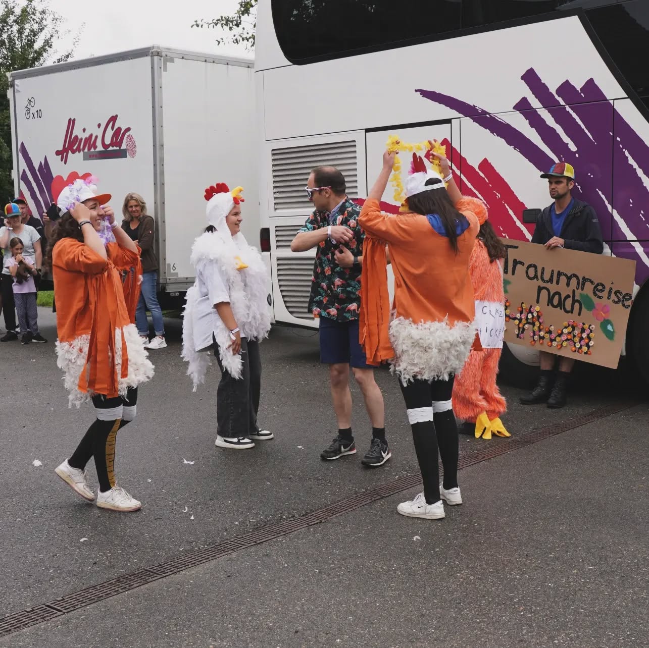 Heute sind wir ins SOLA 2024 gestartet. Der Bauer hat uns eine Reise nach Hawaii versprochen jedoch sind wir skeptisch ob dies die Wahrheit ist. Heute Abend haben wir noch einiges über die Hühner gelernt.🤗