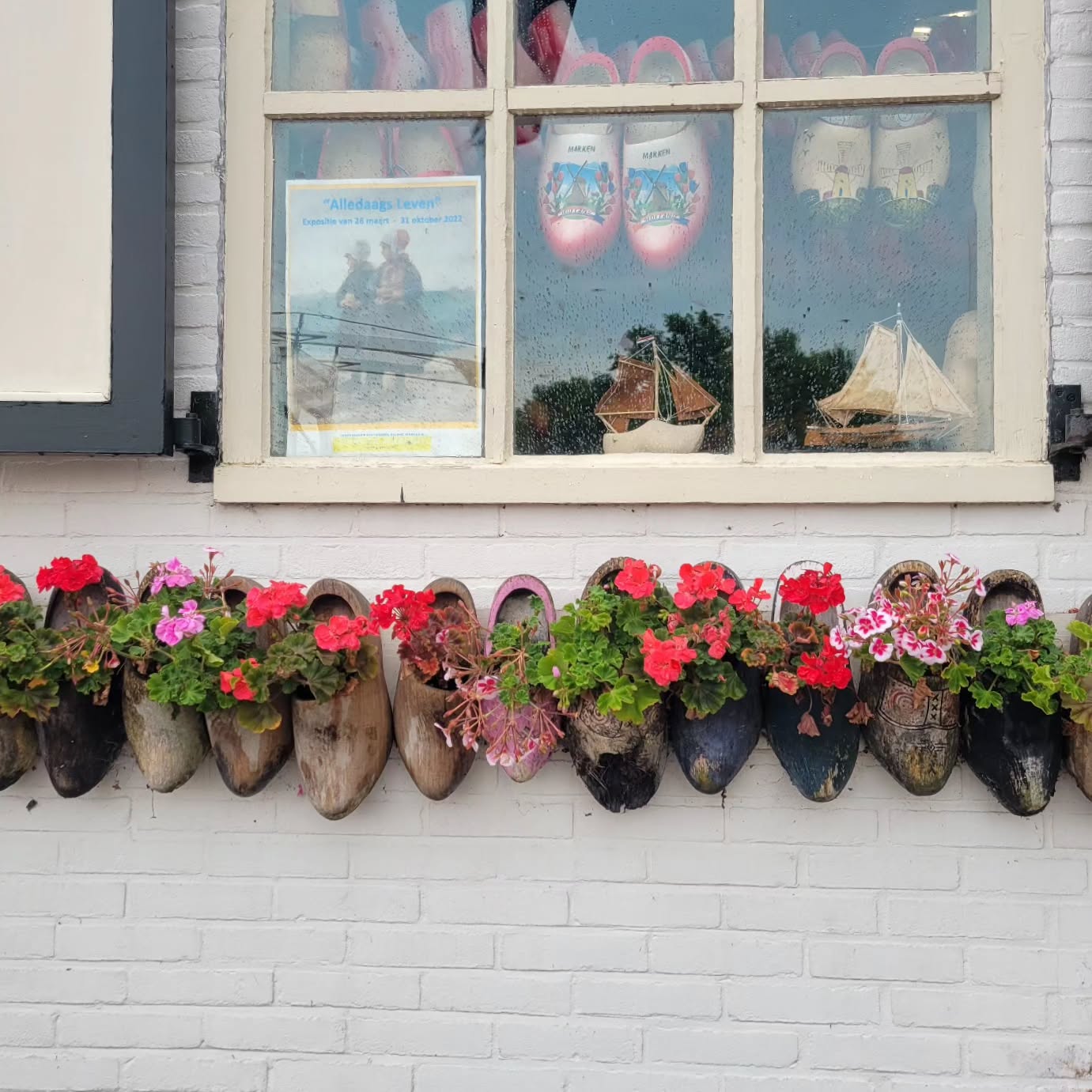 Who's up for a solo adventure through Amsterdam and the Dutch countryside? Visit our blog for some of the best sights to see in just 4 days!
.
.
.
.
#traveltheworld #twogirlsgetaway #girlslovetravel #solotravel #amsterdam #thenetherlands🇳🇱 #canals #cheese #vangogh