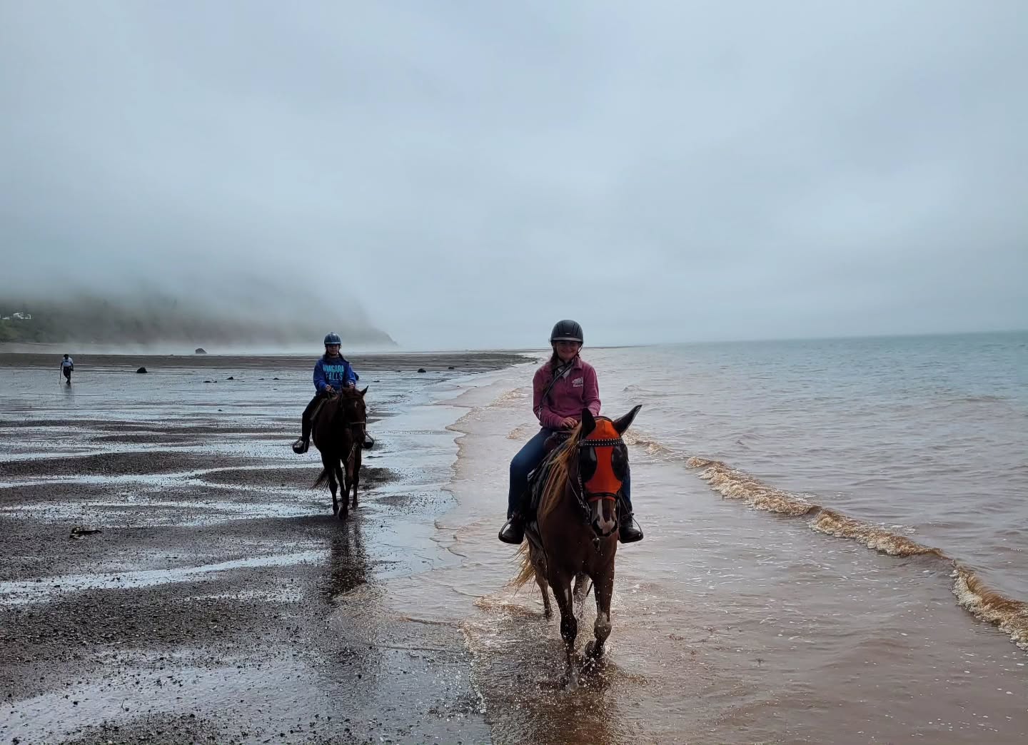 What a gorgeous weekend at the beach! With views like this, it's hard to pick just one shot, so we posted all of them. These two young riders from the midwest of USA were amazed at the ocean tides. It was their first time riding along the shores of the Bay of Fundy.๐๐ด #horses #horsebackriding #horsebackridingonthebeach
#trailriding #bayoffundy #worldshighesttides #cliffsoffundygeopark #explorenovascotia #exploreparrsboro
#spiritreinsranch