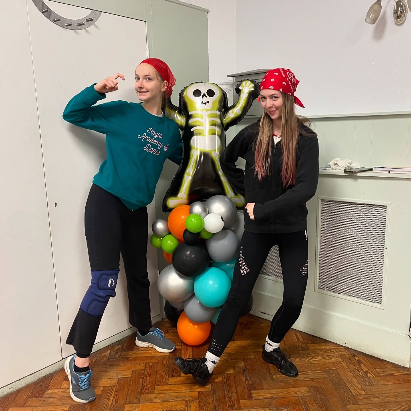 #ThrowBackThursday to our last Halloween post of some of our teachers and assistant teachers 🏴☠️🎃🤡🧙🏻
Huge thank you as well to @apassionforparties for our fab little balloon display - it lasted us the entire week ☺️
