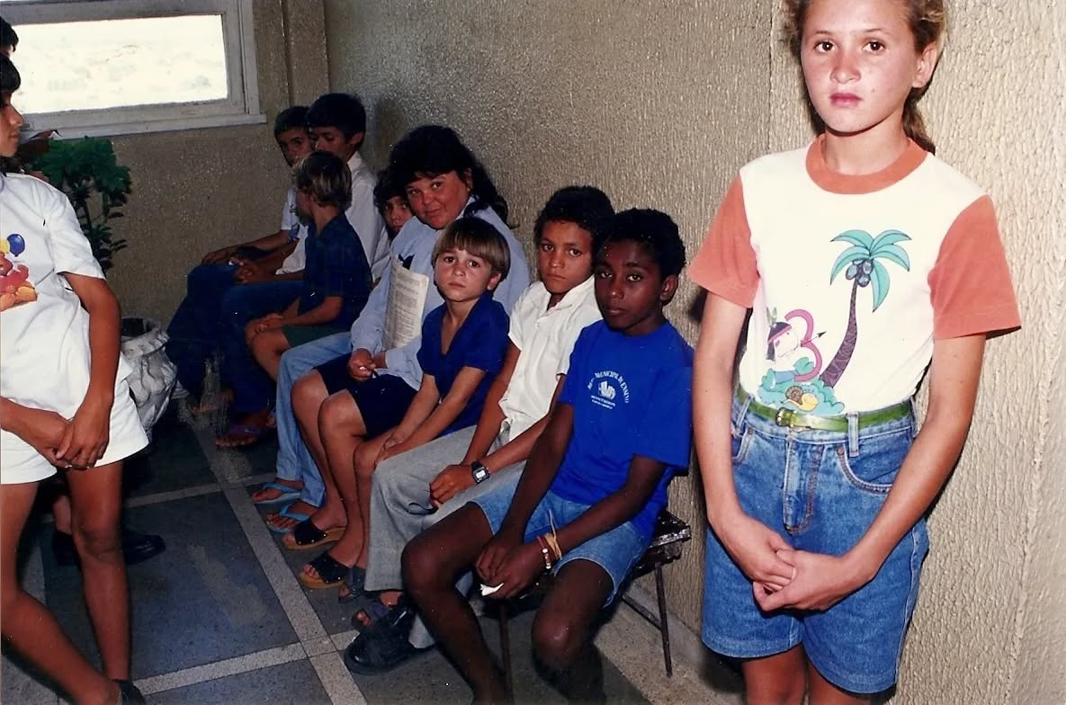Estudantes da Rede Pública Municipal fazendo exames de vista para aquisição de óculos. 👓
Ao final da década de 1990, (98/99), durante o 1° mandato do prefeito Lindembergue Souza Silva (1997-2000), a Prefeitura Municipal de Montadas, através da Secretaria Municipal da Educação, compreendendo a dificuldade que muitos alunos tinham de enxergar, bem como a dificuldade financeira de adquirir os seus próprios óculos, resolveu agendar consultas e conceder os óculos aos estudantes, para que assim pudesse exercer suas atividades do dia-a-dia com mais facilidade e dignidade.
Reconheceu alguém? Marca nos comentários. 😁
👓 📚
#AHM #ArquivoHistóricoDeMontadas #Montadas #Paraiba #educação #nostalgia