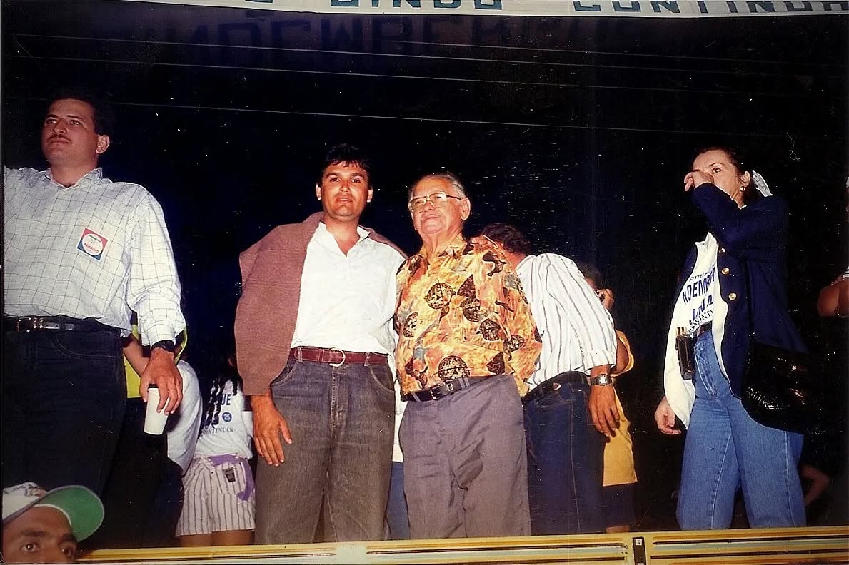 Eleições Municipais de 1996. Comício do PFL/25.
Registram-se nas fotos o ex-prefeito e emancipador de Montadas, Antônio Veríssimo de Souza, o candidato a prefeito de Areial, Adelson Gonçalves Benjamin, o prefeito de Montadas José de Arimatéia Souza, Lindembergue Souza Silva e Jonas de Souza, como candidatos a Prefeito e Vice-prefeito de Montadas, respectivamente; os candidatos a vereadores Felismina Maria Freire, Ramalho Antônio de Souza, Iremar Félix, Josefa Tavares da Costa, Zélia Maria da Silva Araújo e Zé de Zuca.
#AHM #ArquivoHistóricoDeMontadas #história #Nostalgia