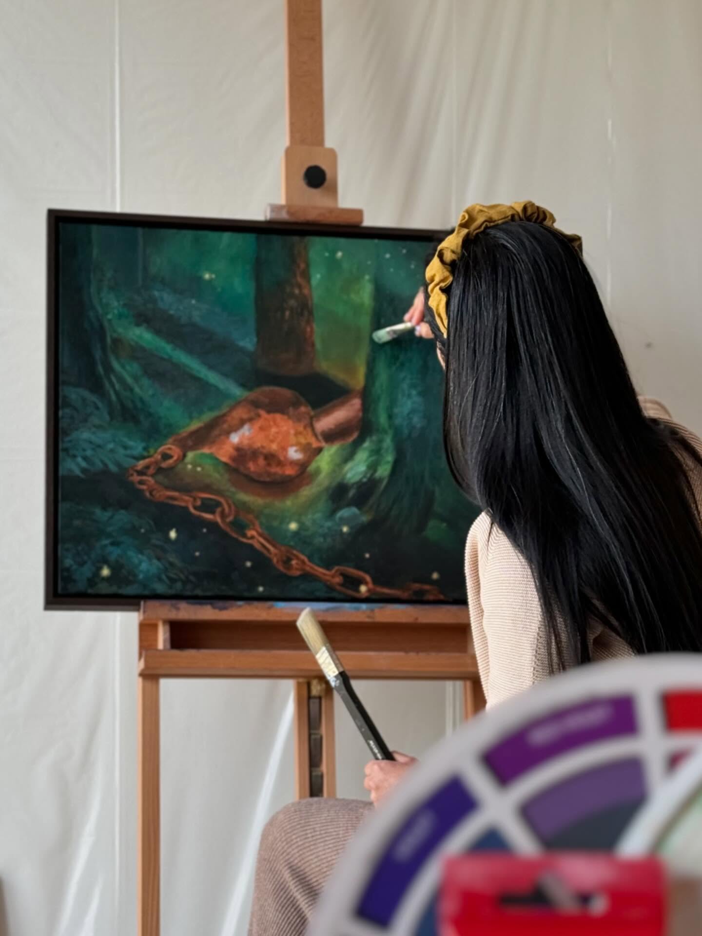 ‘Los laten’ translated to ‘Letting Go’. This piece was a special painting that was commissioned by a collector who wanted a personal piece to remind himself to let go of things that no longer serves him.
We often hold onto things that hurt us and this piece is a gentle reminder to surrender to be set free.
Ps. For those who don’t know, a monkey trap is used here as a symbol, if he lets go of the things clenched in his fist, he will realize that he’s not trapped at all- just by letting go, he is set free 🕊️
#commissionedart #contemporaryart #utrechtartist #lettinggo #enchantedforest