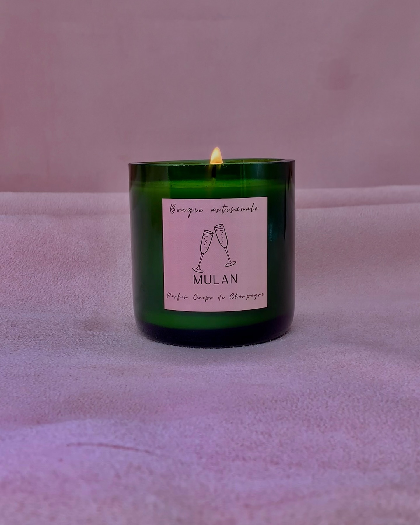 🕯️MULAN 🕯️
Depuis plusieurs mois nous travaillons sur la réalisation de bougies artisanales, éco-responsables mais surtout originales. C’est en mélangeant toutes ces exigences que nous avons créé les bougies artisanales MULAN. Vous retrouverez ces bougies à l’intérieur d’une partie d’une bouteille de Champagne recyclée (récupérer sur notre propriété), entièrement coupée et poncée par nos soins.
À l’intérieur de cette partie de bouteille de Champagne, vous retrouverez une bougie réalisée à partir de cire de soja végétale, un parfum « Coupe de Champagne » certifié sans phtalates et une mèche enrobée de cire de soja naturelle.
Maintenant vous vous demanderez peut-être ce qui nous différencie des autres bougies sur le marché champenois ? Et bien nous avons eu l’idée de déposer dans chaque bougie un porte-clé capsule que nous vous présenterons prochainement, entièrement réalisé par nos soins.
De plus, une fois la bougie terminée, vous pouvez réutiliser le contenant comme pot à crayons ou encore pot de fleurs. (Une fois ce dernier vidé de la cire restant au fond)
Vous retrouverez ces bougies à la vente au Champagne Brassart, 3 place de la Paix à Moussy 51530, dès le samedi 20 juillet 2024. Mais vous pouvez désormais les réserver par mail à l’adresse e-mail suivante : lana.brassart@gmail.com car les bougies sont pour le moment réalisées en quantités limitées. La bougie artisanale MULAN vous est proposée au prix de 22€ TTC l’unité.
Nous sommes disponibles dans l’espace commentaire, en message privé ou par mail pour toute question, renseignement ou tout simplement un avis sur notre projet qui nous tient tant à cœur !
#bougieartisanale #bougiemulan #champagnebrassart #bougie #champagne #bougiechampenoise