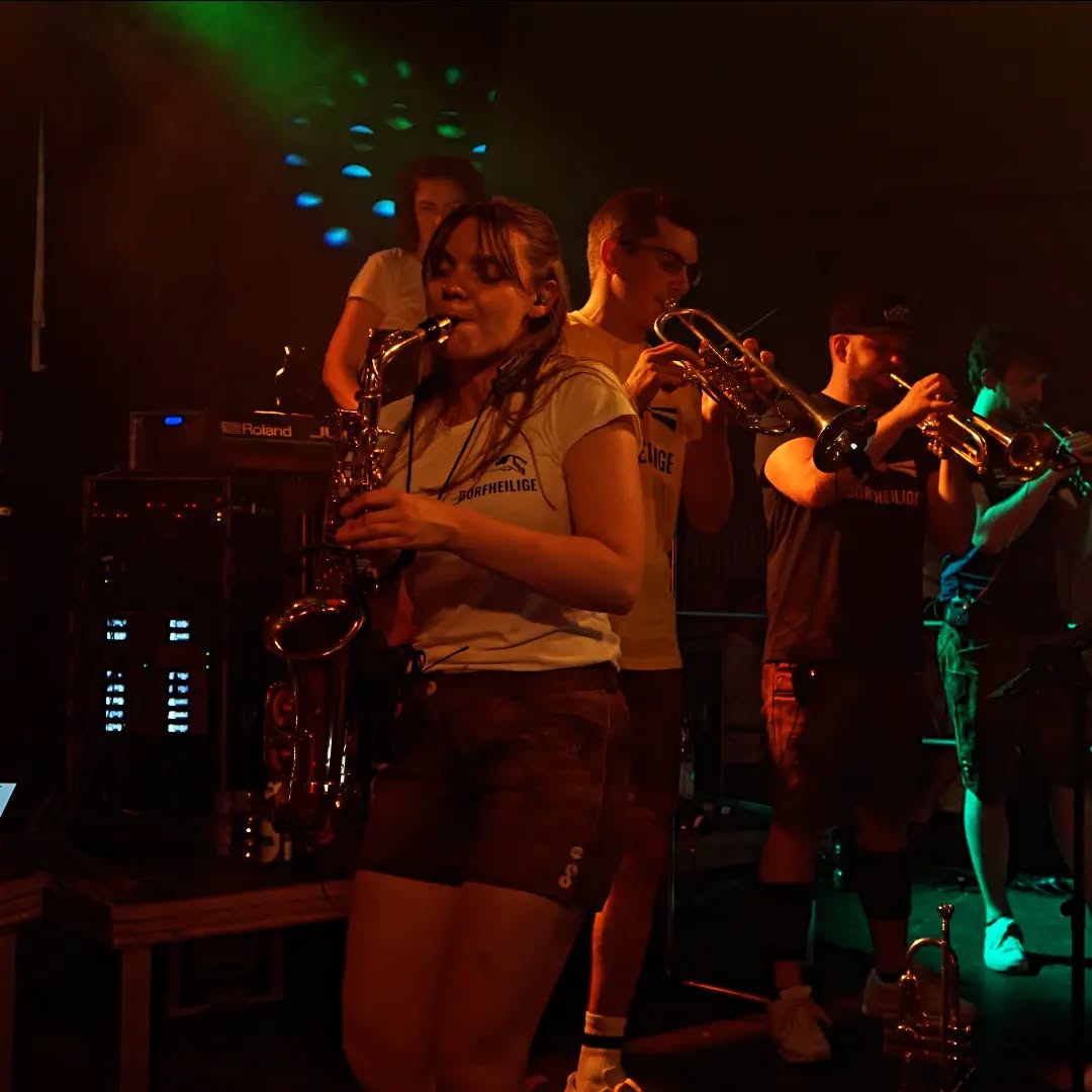 Ausflug ins idyllische Niederbayern zum @gaufest_untergriesbach 🔥💛 Mit euch war's richtig gmiatlich, am liebsten wären wir das ganze Wochenende geblieben 😎👌 an dieser Stelle ein fettes Merci an unsere Aushilfen Stefan, Andi und André, die uns bei diesem Spaß begleitet haben - ihr seid die Besten 😘🙏
Dieses Wochenende gibt's eine Open-Air-Tour: zuerst beim Waldfest in Nattenhausen und dann bei der Geislinger Hock ☺☀️ also kommt vorbei und genießt den Sommer mit uns 🍹🏝
Auf Bald ✌
#blasmusik #sommer #sommersonnesonnenschein #geislingerhock