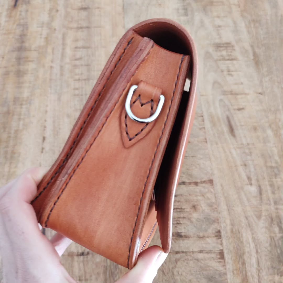 Handtas voor alledaags gebruik 🤎
2.5mm dik natuurlijk gelooid leder, met zilveren details en donker bruine naden. Onverzadigd geverfd in een licht bruine tint en afgewerkt met een laagje olie. Hierdoor zal dit tasje in de loop van tijd een donkere kleur gaan krijgen. Bijna zo bruin als de naden!
(en wie goed kijkt ziet de schouderband op de 3e foto opgerold in de tas zitten 😜)
#atelierbyerica #handmade #leatherwork #leder #handwerk #leathercraft