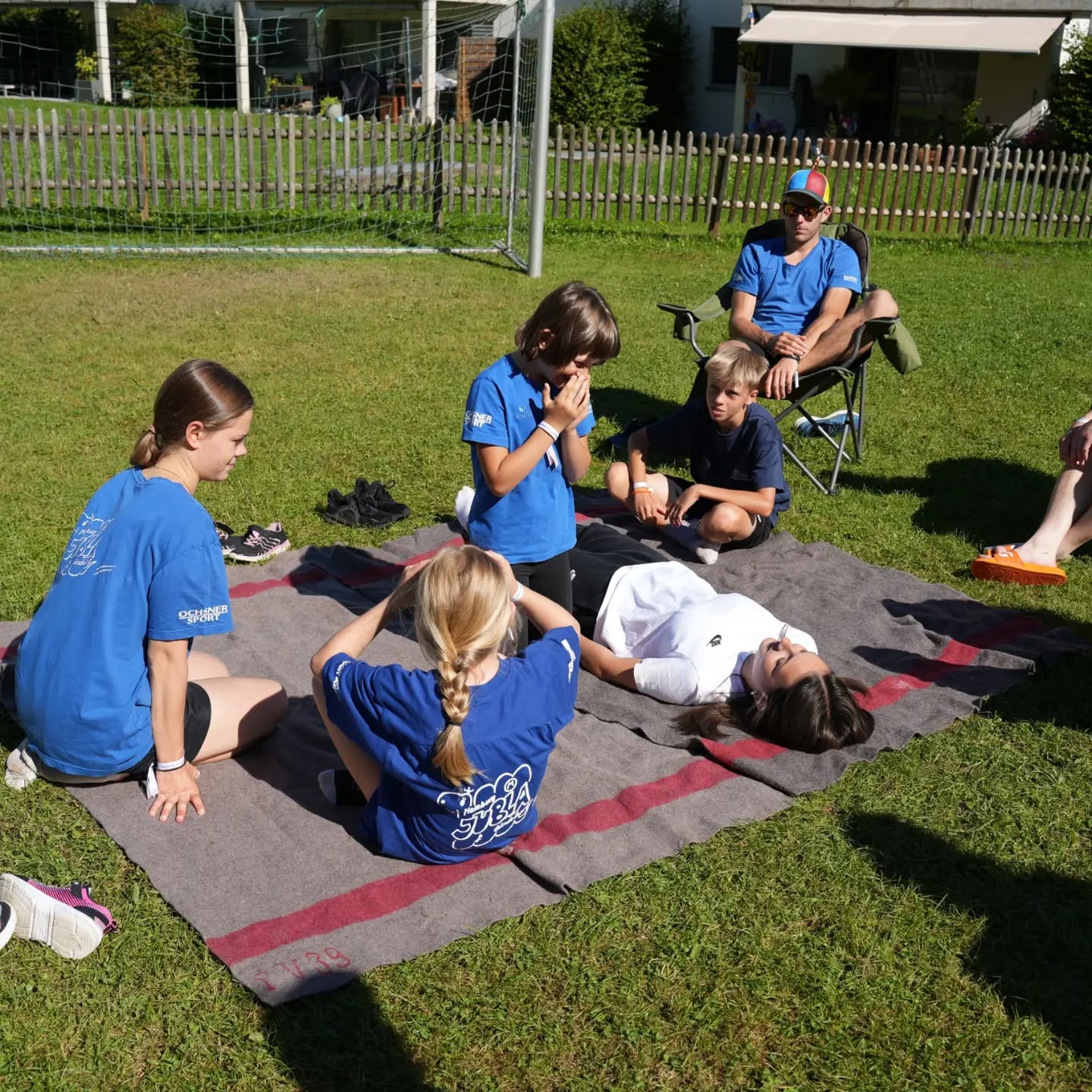 SOLA Tag 2. Am Morgen kam eines unserer Hühner verletzt zu uns. Ihre Freundinnen konnten ihr jedoch nicht helfen. Deshalb haben wir am Morgen einen Postenlauf dazu gemacht🧑⚕️Am Nachmittag haben wir mit einem Foto-OL Schüpfheim erkundet.🗺️ Mit Ateliers und einem spannenden EM-Final haben wir den Tag beendet.☺️