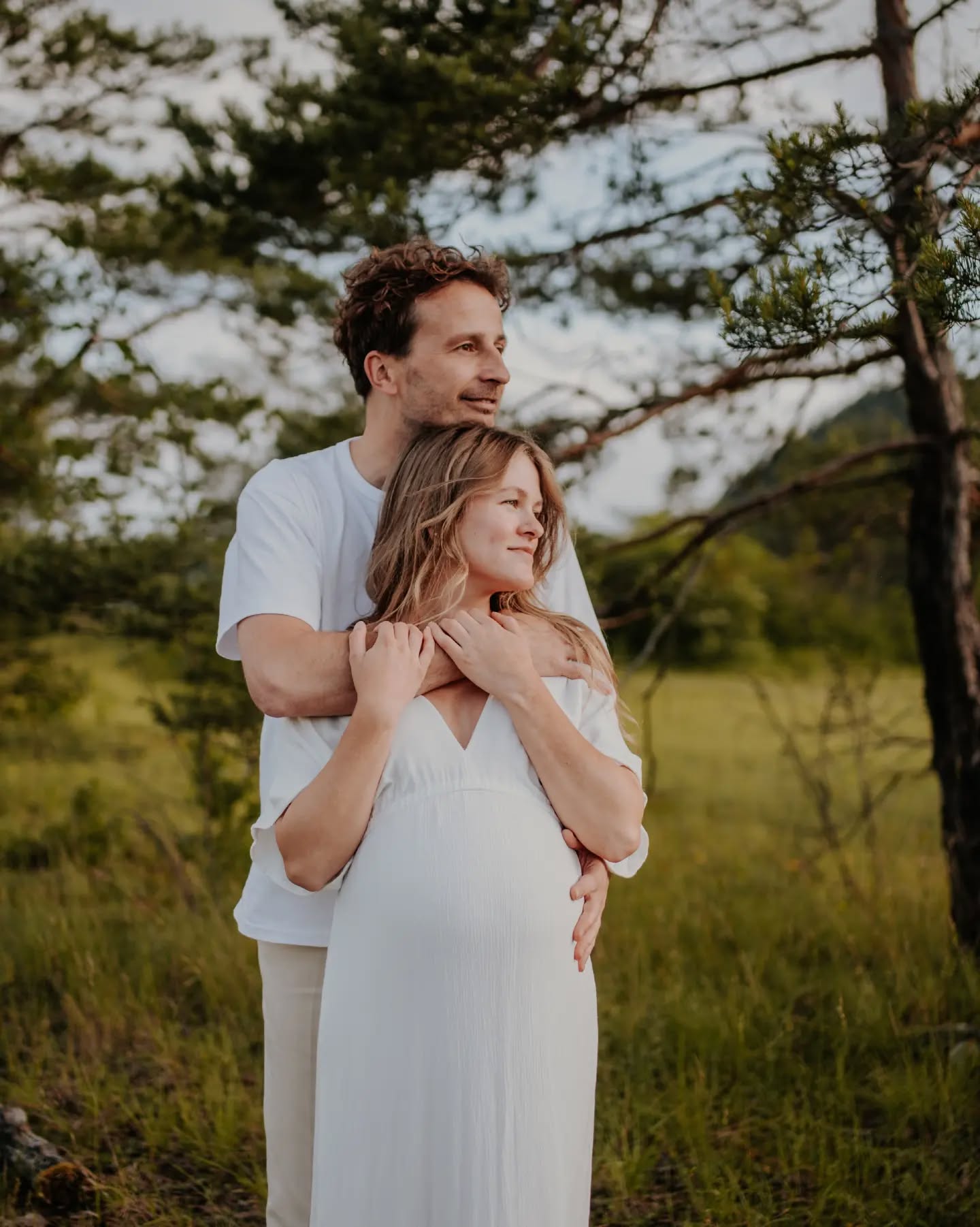 Heute gibt es ein paar kleine Einblicke in das wundervolle Babybauchshooting mit Vanessa und Florian. Es hat mich sehr gefreut euch vor meiner Kamera zu haben. Ich wünsche euch dreien alles gute und ganz viele weitere tolle Momente als kleine Familie! 🫶🏻
.
.
.
.
.
.
#babyimbauch #liebeimbauch #babybauchshooting #pärchenshooting #babybellyshooting #babybellyphotography #photooftheday #photographylovers #couplephotography #fotografjena #jena #shooting #couplephotoshoot #maternityphotography #schwanger2024 #schwangerschaftsshooting #schwangerschaftsfotografie