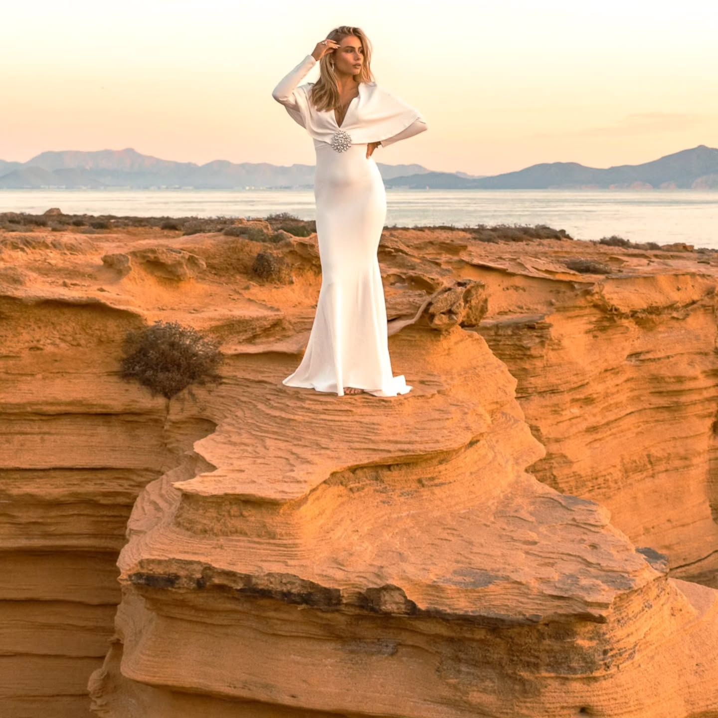 Moin Ihr Lieben 🤍
Danke für eure Geduld und eure tollen Nachrichten auf das Bridal Shooting auf den Balearen 🥹🙌 Eure positiven Rückmeldungen haben mich wirklich umgehauen und ich bin sprachlos von sooo vielen Nachrichten und Reaktionen gewesen - ganz und gar nicht selbstverständlich so viel Feedback zu bekommen 🥳🫶 Deshalb nochmal vielen Dank für euren Support!!!! Nun bin ich dazu gekommen, die ersten Bilder auch hier in meinem Feed zu veröffentlichen. Aktuell jedoch unschlüssig, ob mir die Farbigen oder die Sepia Aufnahmen besser gefallen. Habt ihr einen Favoriten? Dann lasst es mich gerne in den Kommentaren wissen 🌞👍
Übrigens findet ihr mehr Bilder und Inspiration auf meiner Website: www.jaronkwast.com. Falls ihr noch ein passendes Geschenk für Familie, Freunde oder Partner:innen sucht, schaut gerne auf der Website vorbei. Dort habe ich tolle Pakete für euch zusammengestellt, um eure Liebsten mit einem einmaligen Shooting zu überraschen. Falls Ihr besondere Wünsche oder Ideen habt, nehme ich diese auch gerne entgegen und schaffe mit euch einzigartige Erinnerungen für die Ewigkeit. Schaut doch direkt mal vorbei.
Und wann darf ich eure Geschichte erzählen?
Mit besten fotografischen Grüßen,
Jaron
#lifestylefotograf #Hochzeitsfotograf #weddingphotographer #hamburghochzeit #standesamthamburg #standesamtbergedorf #destinationwedding #HamburgLiebe
Model: @victoriabonetv 🫶