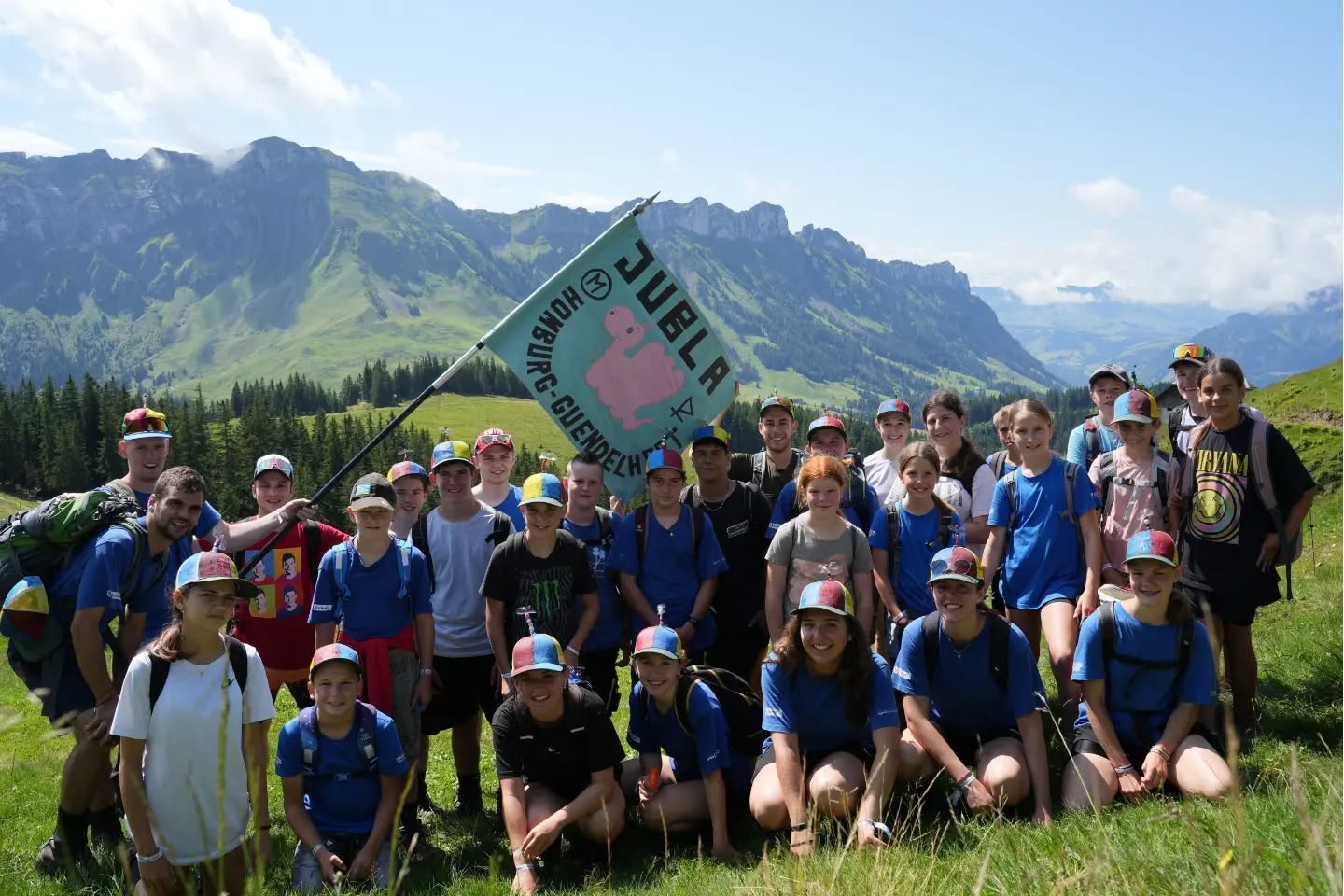 SOLA Tag 4. Heute mussten wir früh aufstehen, da wir uns auf den Weg machen mussten, die fehlende Teile für den Katapult zu suchen. Leider haben wir sie auf dem Weg nicht gefunden. Die kleine Wanderung durfte an einem super Spielplatz Mittag machen und die grosse Wanderung konnte eine wunderschöne Aussicht geniessen. Den Abend haben wir dann mit Ateliers ausklingen lassen, wo wir doch noch einige Schrauben gefunden haben.🤗
