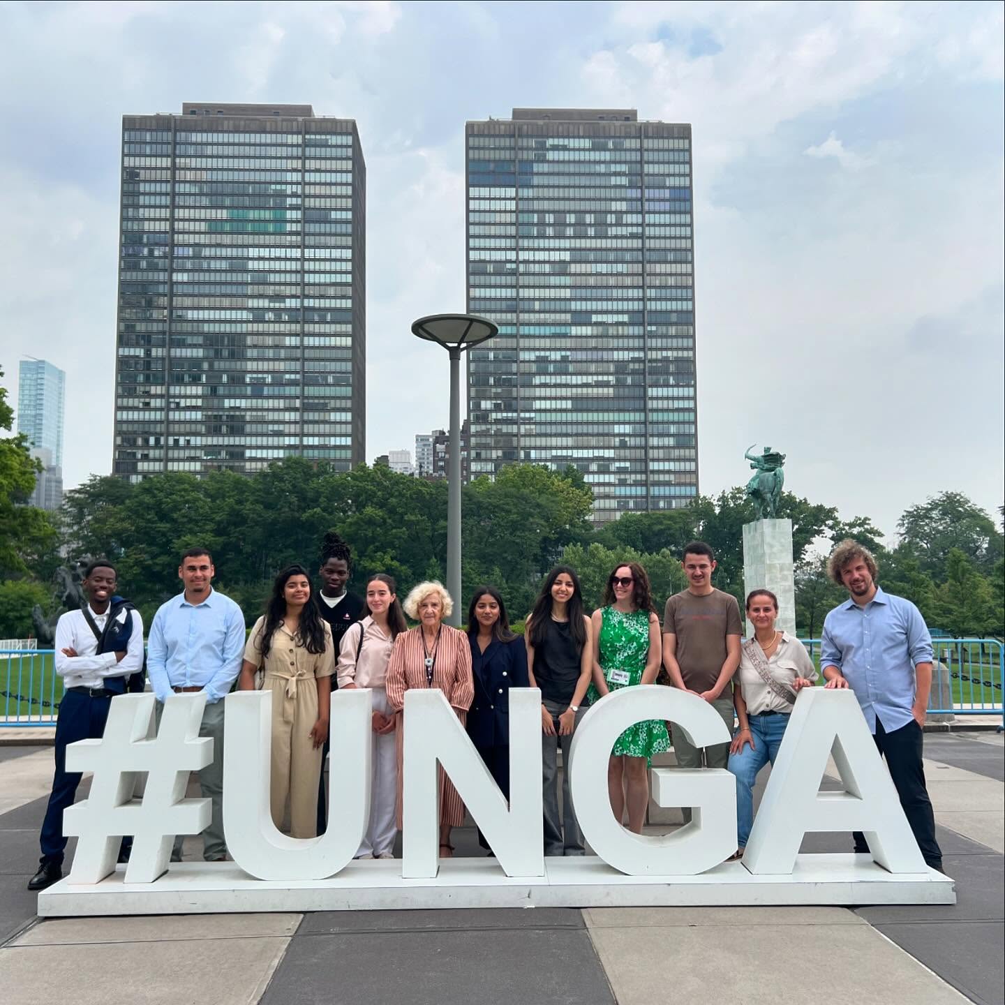 Thank you to our member Célhia de Lavarène, Chevalier, who organized this great private tour of the United Nations for a group of French students, from the Young Talents program from @sportdanslaville ! It was a fun and instructional visit, and we were lucky enough to meet with Stéphane Dujarric, Spokesman for the Secretary-General! @un_spokesperson @celhia_de_lavarane @elle_jdm