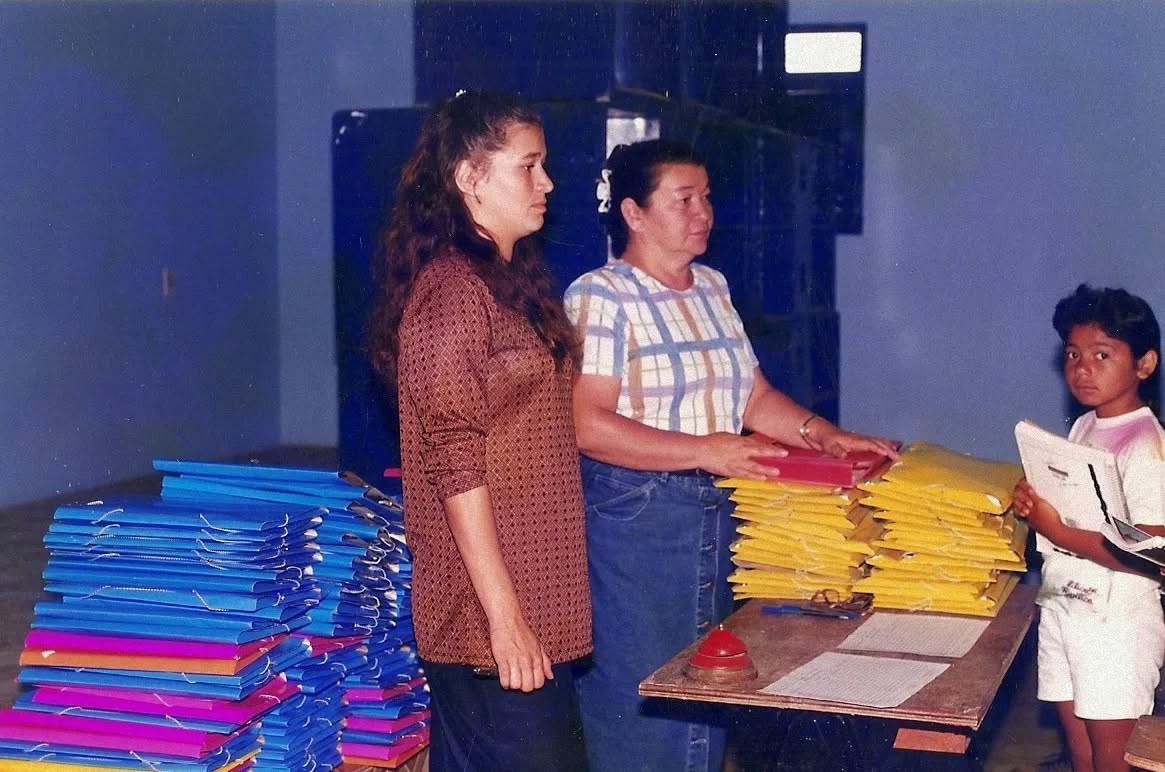 FOTOGRAFIA DO FINAL DA DÉCADA DE 1990. (~98/99).
Distribuição do material escolar didático na Escola Municipal de 1° Grau Erasmo de Araújo Souza (EMEAS) e na Escola Municipal Helena José Porto (EMHJP).
Aparecem nas fotos do auditório da EMEAS, a diretora escolar, Maria da Salete Souza Silva, a Vice-diretora, Neuracir de Souza Freire (Neura), a diretora escolar da escola Irmãos Veríssimo, Edna Fernandes de Souza. E, aparecem na sala de aula da EMHJP a diretora escolar Maria Edileuza Santos Veríssimo e a professora Estela Dalva Basílio Alves.
Reconheceu os alunos? Comenta aí!
#AHM
#ArquivoHistóricoDeMontadas
#Montadas
#Paraíba
#educação
#Nostalgia