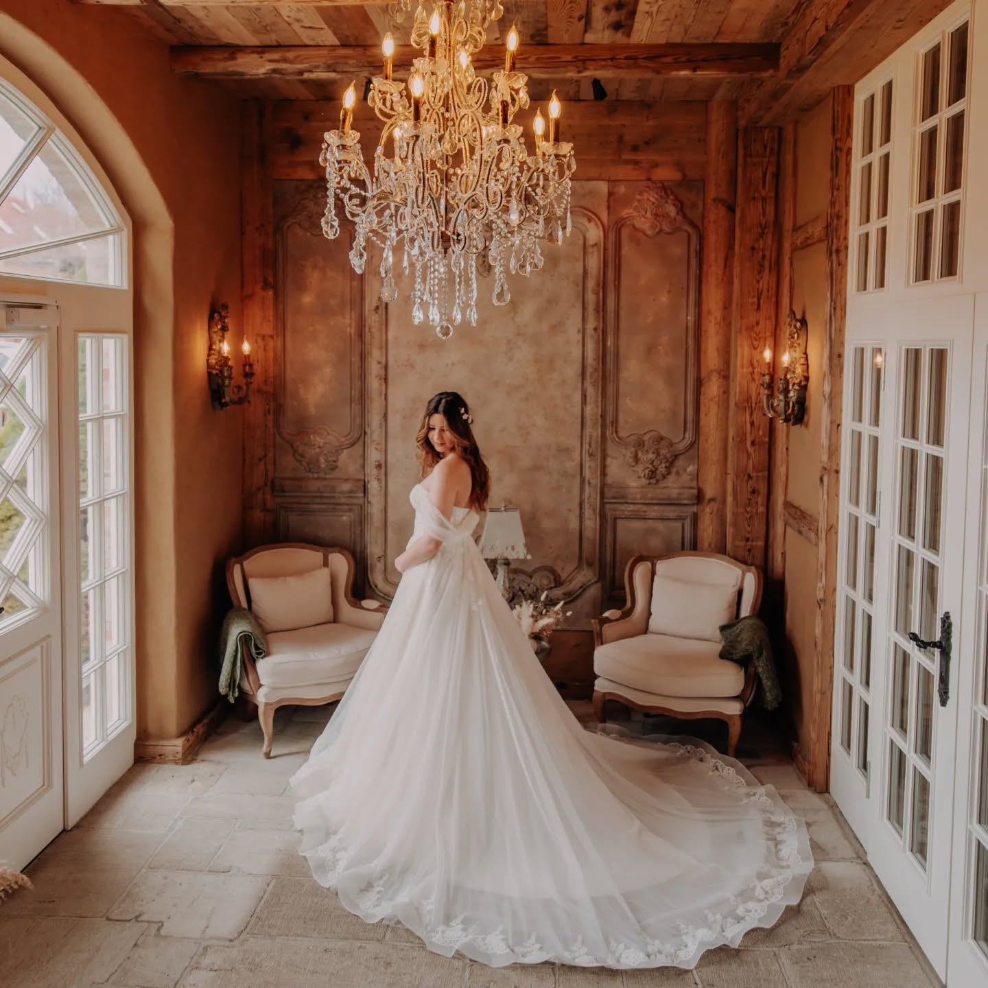 Von diesem tollen Shooting habe ich euch erst so wenig gezeigt. Deswegen gibt es heute noch ein paar weitere Einblicke. 💍
Vielen Dank an alle die dabei waren!
Location
@kleineresidenz
Floristik
@ritschel_blumen
Fotografin:
@nm_blickwinkel.portrait
Stylistin
@beatricekober
Hochzeitspaar
@ameliecharlottea
& Max
Outfits Brautpaar
@schillers_braeute
@the.gentlemensstyle
Tischgestaltung
@vomtischzurtafel
@event_verleih_dresden
@eventelegancebyelina
Papeterie
@blattgoldmanufaktur
Torte
@tortenkram_byjr
Schmuck
@madamefeli_accessories
Ringe
@juwelier_eismann
#Hochzeit #Hochzeitsfotografie
#Braut #Hochzeitskleid #Hochzeitsinspiration #Hochzeitsfeier #Hochzeitsdeko #Heiraten #Traumhochzeit #Brautpaar #Wedding #WeddingPhotography #Bride #WeddingDress #WeddingInspiration #WeddingParty #WeddingDecor
#Marriage #DreamWedding #hochzeitsfotografinthüringen #hochzeitjena #hochzeitsfotografschleiz #hochzeitsgotografjena