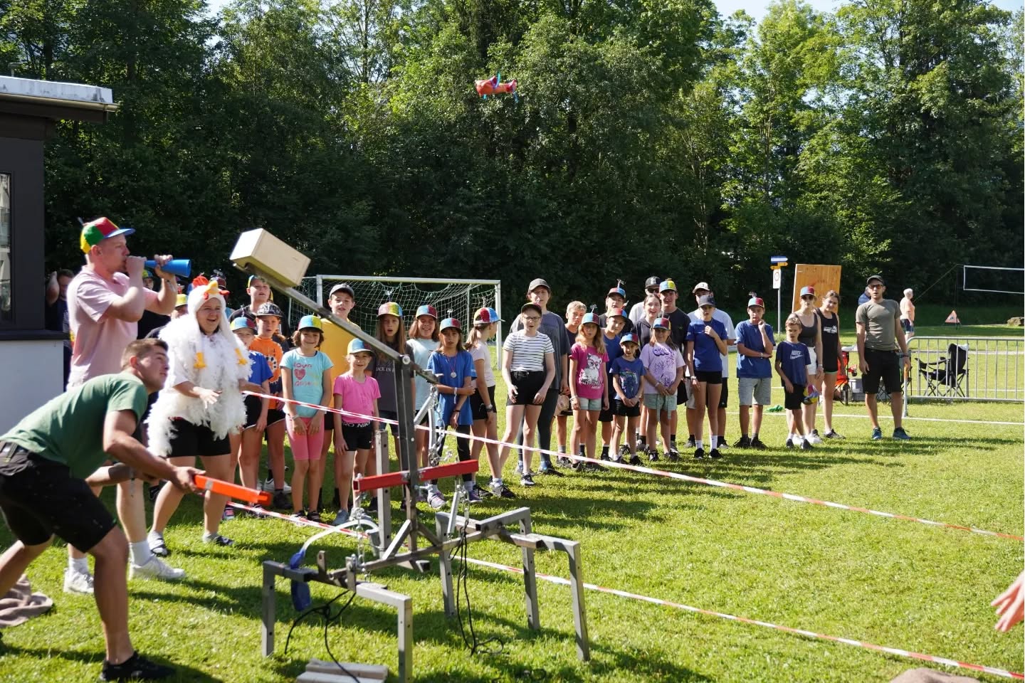 SOLA Tag 6. Nach einer langen Nacht für Babsi und ihre Crew, hat heute das Katapult endlich funktioniert. Leider konnten nur Babsi und ihre Freunde mit dem Katapult ausbrechen. Damit auch wir in die Freiheit gelangen, mussten wir mit dem Geländespiel einige Hindernisse überwinden. Am Mittag war dies dann geschafft. Um unseren Ausbruch zu vollenden sind wir nach Hawaii geschwommen.🌴 Gemeinsam haben wir den Abend am Lagerfeuer ausklingen lassen.🔥