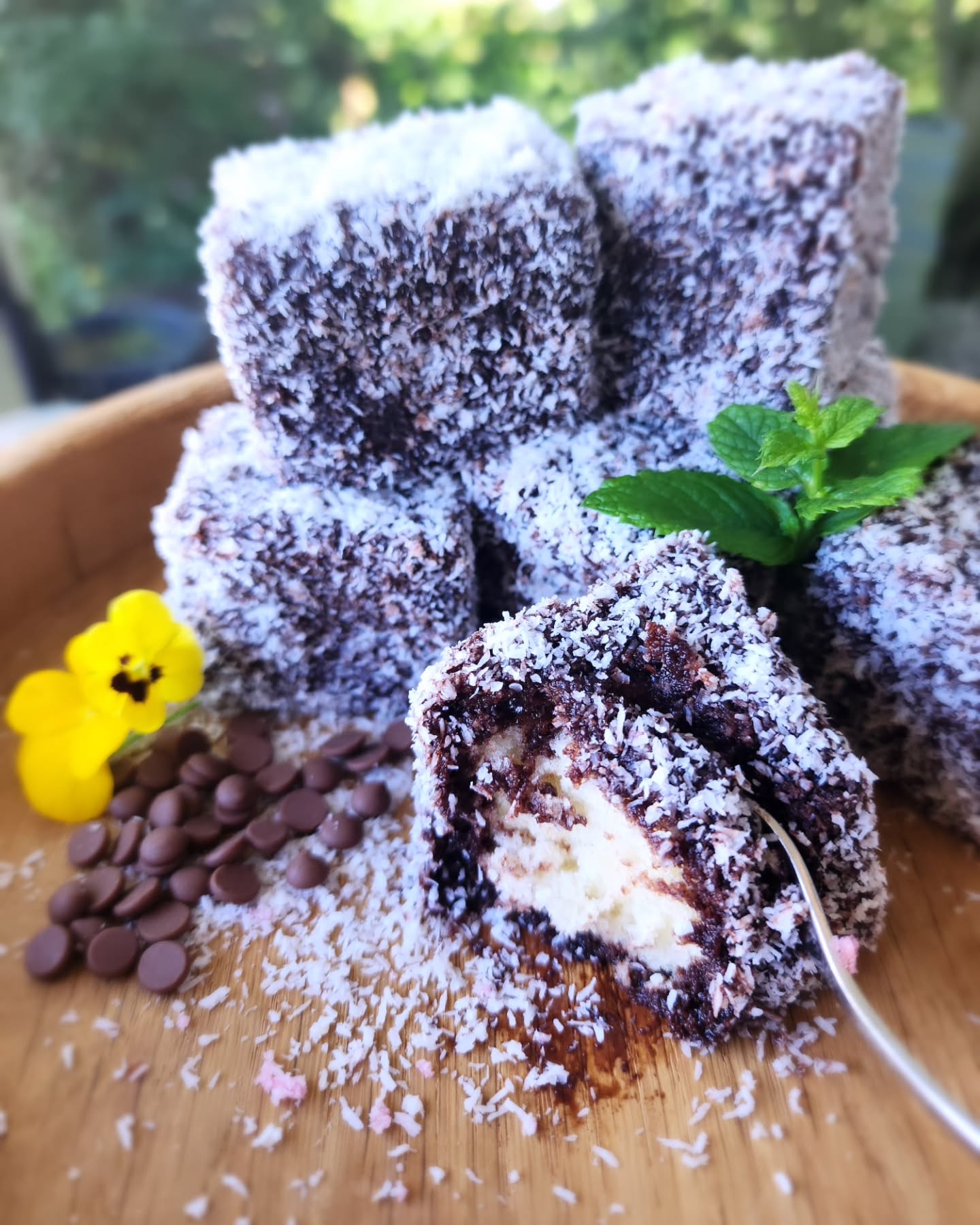 🍫 Na een paar hete dagen is het eindelijk afgekoeld, en dat betekende maar één ding: tijd om te bakken! Vandaag heb ik iets speciaals uit mijn jeugd gemaakt: chocolade lamingtons! Toen mijn chocoladesiroop op was, moest ik creatief worden. Zo ontstonden deze frambozen & rozen lamingtons! 🌹🍓
In Zuid-Afrika noemen we deze lekkernijen 'Ystervarkies' – een grappige naam voor deze heerlijke traktaties die me altijd doen denken aan thuis. Ze zijn bedekt met een laagje chocolade of frambozensiroop en gerold in kokos, waardoor ze op kleine stekelvarkens lijken. Vandaar de naam!
Geniet van deze nostalgische lekkernijen samen met mij! 🍰
#Lamingtons #Ystervarkies #ZuidAfrikaanseLekkernijen #BakkenMetLiefde #HeistopdenBerg #Hallaar #Berlaar #Putte #Lier #Itegem #Herenthout #Booischot #Bakplezier