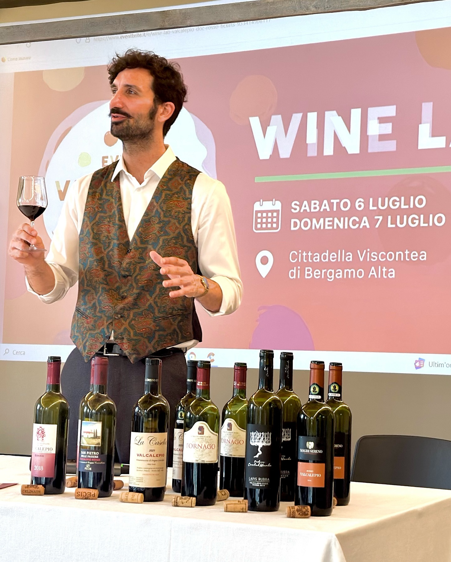 ร un ๐ช๐๐ก๐ ๐๐๐, non il ๐๐๐๐๐ง ๐๐๐จ๐, quindi se ne puรฒ parlare, anzi, vi invito a farlo dopo aver letto questa storia.
Racconta di un condottiero, anzi due.
Le loro gesta sono una goccia dโinchiostro nel DNA, una macchia di sangue su un fazzoletto di terra e un carattere non semplice da gestire, fiero e sempre in bilico tra due estremitร .
Il primo รจ il ๐ฉ๐ฎ๐น๐ฐ๐ฎ๐น๐ฒ๐ฝ๐ถ๐ผ ๐ฅ๐ผ๐๐๐ผ, il secondo ๐๐ฎ๐ฟ๐๐ผ๐น๐ผ๐บ๐ฒ๐ผ ๐๐ผ๐น๐น๐ฒ๐ผ๐ป๐ถ, entrambi condottieri senza fede unica della propria cittร , Bergamo.
Tra mente e cuore, Venezia e Milano, Cabernet e Merlot, lโabbiamo messa in scena cosรฌ, scritta come lโopera di un cantautore e recitata come in una stand up comedy, perchรจ dinnanzi al vino si puรฒ ridere, riflettere e si puรฒ piangere, mentre io che mi ritrovo nuovamente tra le mura della cittร alta, mai sazio di un territorio che continua a tendere le braccia e il calice, come il Califfo โ๐๐๐ ๐๐ ๐๐๐ข๐๐ ๐๐ ๐๐๐ก๐๐๐๐โ
#valcalepio