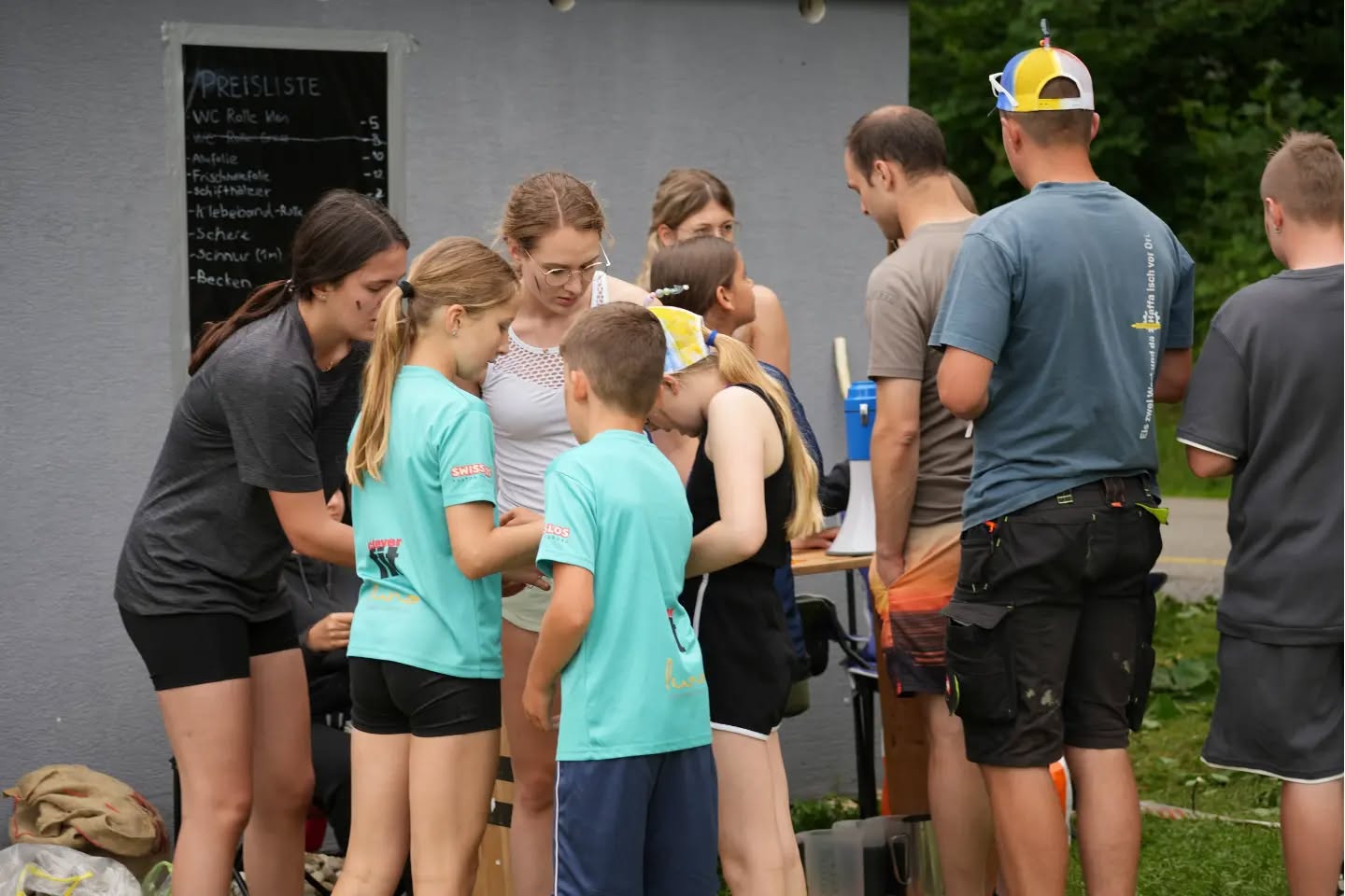 SOLA Tag 5. Bob unser Bauhuhn brauchte heute unsere Hilfe um Öl zu fördern für den Ausbruchsversuch. Am Mittag haben wir uns dann mit Schlangenbroten und Spiessli gestärkt. Anschliessend ging es mit Pioniertechnik weiter, damit wir bereit sind wenn wir wieder in Freiheit sind.🔧⛺ Nach solch einem erlebnisreichen Tag haben wir noch einen gemütlichen Abend mit Ateliers verbracht.