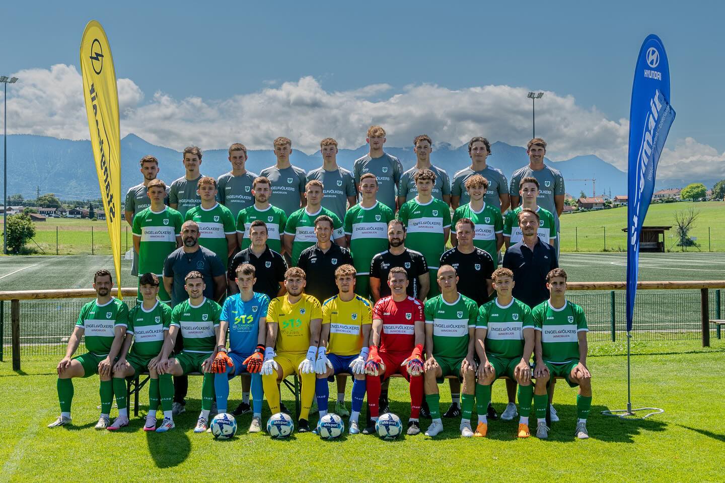 🐉 Saison 24/25 🐉
Nach einer unglaublichen letzten Saison startet am Wochenende bereits die neue für unsere 1. Mannschaft. Landesliga Auftakt in Garching.
Team 2 befindet sich mitten in der Vorbereitung auf die Kreisklasse und hat ebenso einen unglaublich jungen aber dennoch starken Kader, mit dem man sich auf die Saison freuen kann! 💚
Großen Dank an unsere Sponsoren @autohaus_stanglmair und Ralf von Engel & Völkers Immobilien in Garmisch!
Danke an @croevents.eu für die Bilder 📸
Auf geht’s Drachen #edid