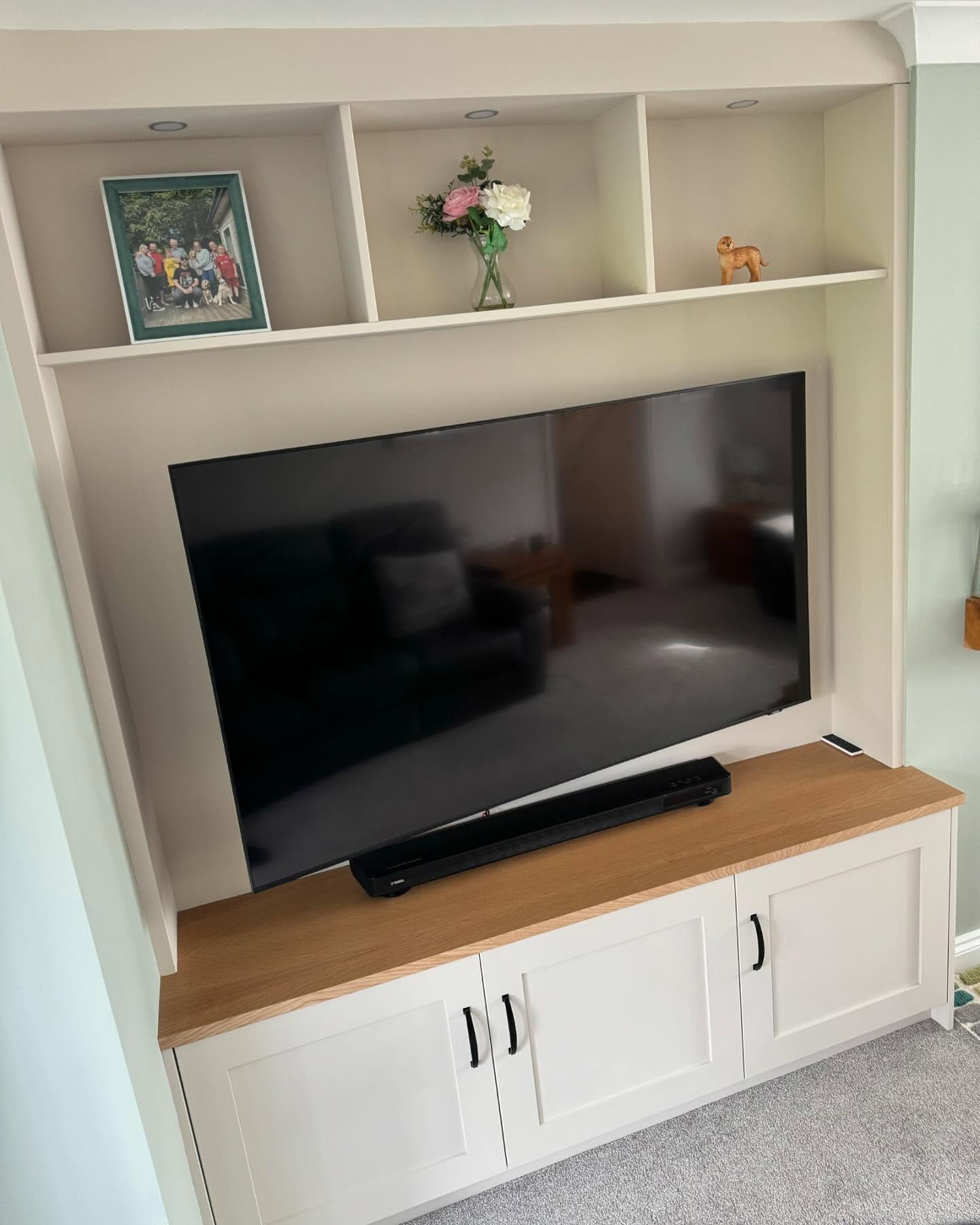 Bespoke made Tv unit with storage below. Manufactured in @finsauk hidrofugo MDF. Finished with @hafeleuk remote led lighting.
#tvunit #mediawall #bespoke #cabnitry #tv #ledlights #ashwoodkitchens #wimbledon