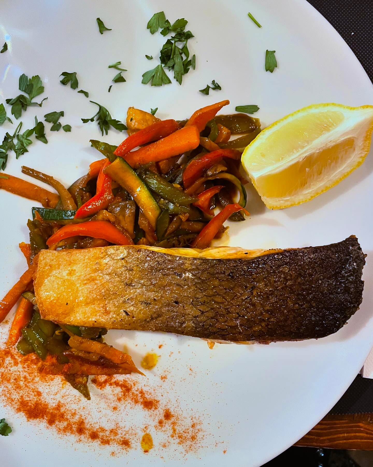 Fisch - ja oder nein? 🤔
In den Ferien esse ich gerne mal ein gutes Stück Fisch. Wenn ich weiss, woher er kommt und mit welcher Qualität, kann ich ihn sehr geniessen 😋
Selbstverständlich ist dies leider nicht, bei der Menge an Fischzucht, die wir heute erleben 😏
Für unsere Gesundheit ist der Verzehr von Fisch jedoch sehr wichtig, da er wie zBsp Lachs einen hohen Gehalt an Omega3 hat. 1-2mal pro Woche qualitativ guten Fisch müsste hier jedoch auf dem Teller sein 🍲
Ich supplementiere daher täglich mit Omega3 und empfehle es auch meinen Klienten. Für mich ein absolutes Muss und hat mir bei meinem Hormonungleichgewicht extrem geholfen 🙏🏻
Es stärkt dein Immunsystem, hemmt Entzündungen - zBsp auch Akne, fördert die Konzentration, senkt den Blutdruck, kann präventiv gegen Demenz wirken, unterstützt die Hormone und einiges mehr…
Wie versorgst du dich mit Omega3? Hast du Fragen zur Einnahme? Gerne berate ich dich bei Bedarf 🤗
#ernährung #ernährungsberatung #ernährungsberatungzürich #psychologie #essen #wohlfühlen #gewicht #balance #gesundeernährung #fett #gesundefette #omega3 #fisch #supplements #aufklärung