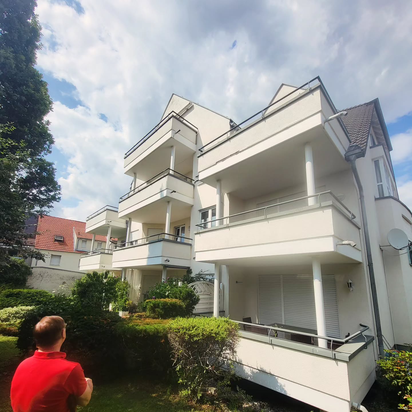 Nicht reagieren, sondern agieren!
Bei unseren regelmäßigen Begehungen der Liegenschaften machen wir uns vor Ort gemeinsam mit Beiräten, Eigentümern und Fachbetrieben ein Bild des aktuellen Zustandes. So können wir frühzeitig Probleme erkennen und entsprechende Maßnahmen vorbereiten.
#hausverwaltung #sanierung #balkonsanierung #mehrfamilienhaus #eigentümergemeinschaft