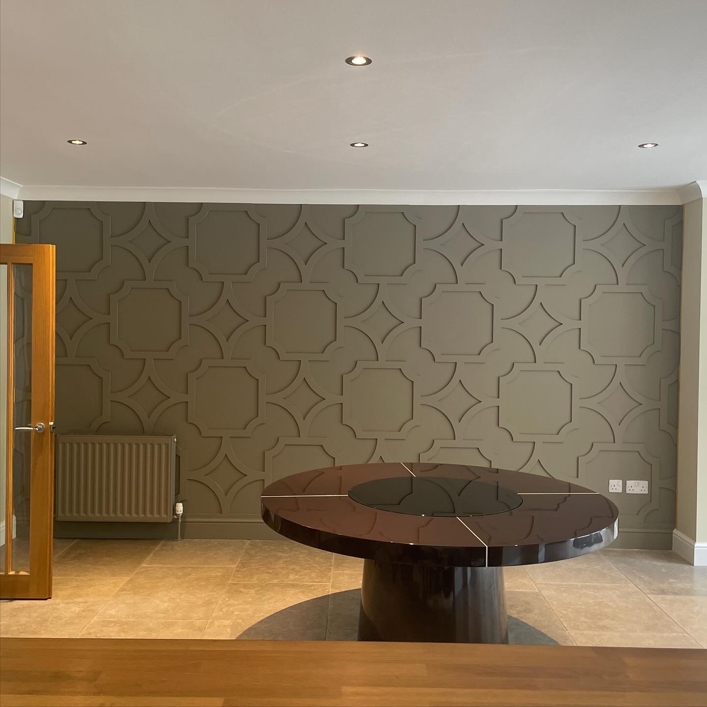 Wall Panelling job completed. Customer asked if we could do something slightly different with the panelling. Now it’s painted it looks 10/10
All made in @finsauk hidrofugo 12mm MDF
#wallpanelling #panelling #panellingwalls #panelledwalls #mdf #featurewall #design #designideas #homedecor #homedesign #homesweethome #home #ashwoodkitchens #hidrofugo #carpentrylife #cncmachining #cncrouter #shapes