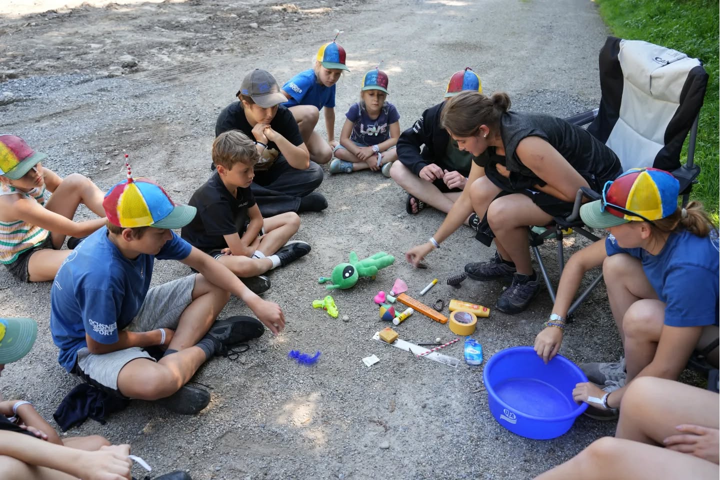SOLA Tag 7. Auch wenn wir den Ausbruch geschafft haben, stand heute noch eine grosse Aufgabe an. Wir mussten uns ein neues Hühnerhaus bauen. 🐔Babsi und ihre Freunde haben sich nach dem Geländespiel entschieden wo sie gerne einziehen wollen. Am Abend haben wir gemeinsam getanzt und am Lagerfeuer einen schönen Abschluss gefunden.🔥