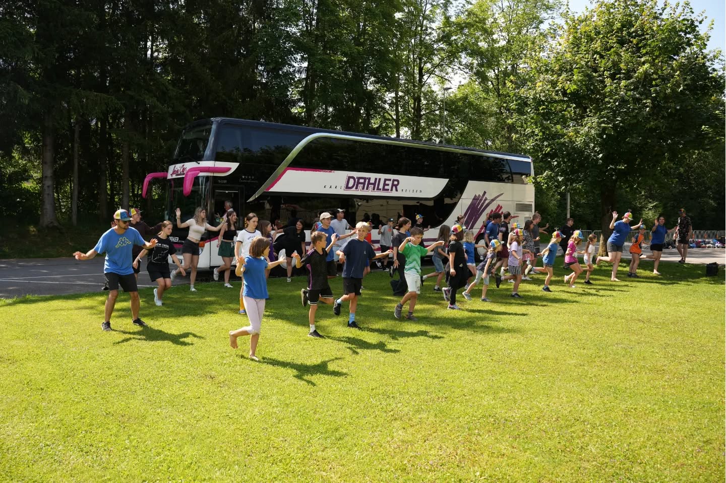 SOLA Tag 8. So schnell verging die Zeit und wir machten uns schon wieder für die Heimreise bereit. Alle haben fleissig geputzt und geschrubbt, so dass das Haus wieder glänzte.🧽 Bis wir dann los fahren konnten, haben wir noch die Hauptprobe für den Chicken-Dance durchgeführt und ein letztes mal in Schüpfheim Zmittag gegessen. Dann ging es nach Hause, dort angekommen haben sich die Hühner für unsere Hilfe bedankt und mit uns den Chicken-Dance den Eltern vorgetanzt. 🐔
Es war ein wunderschönes Lager. DANKE an ALLE💕